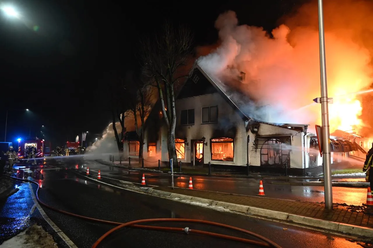 Zeer grote brand verwoest restaurant in Geesteren, buren geëvacueerd