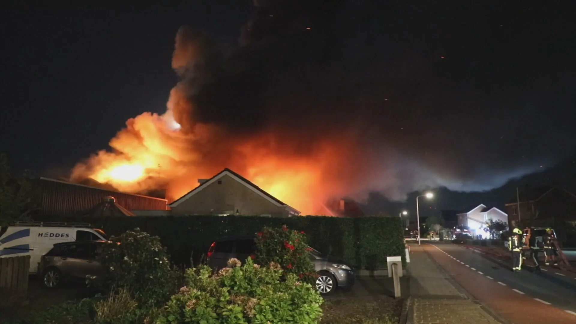 Zeer grote brand in schuur Roelofarendsveen onder controle