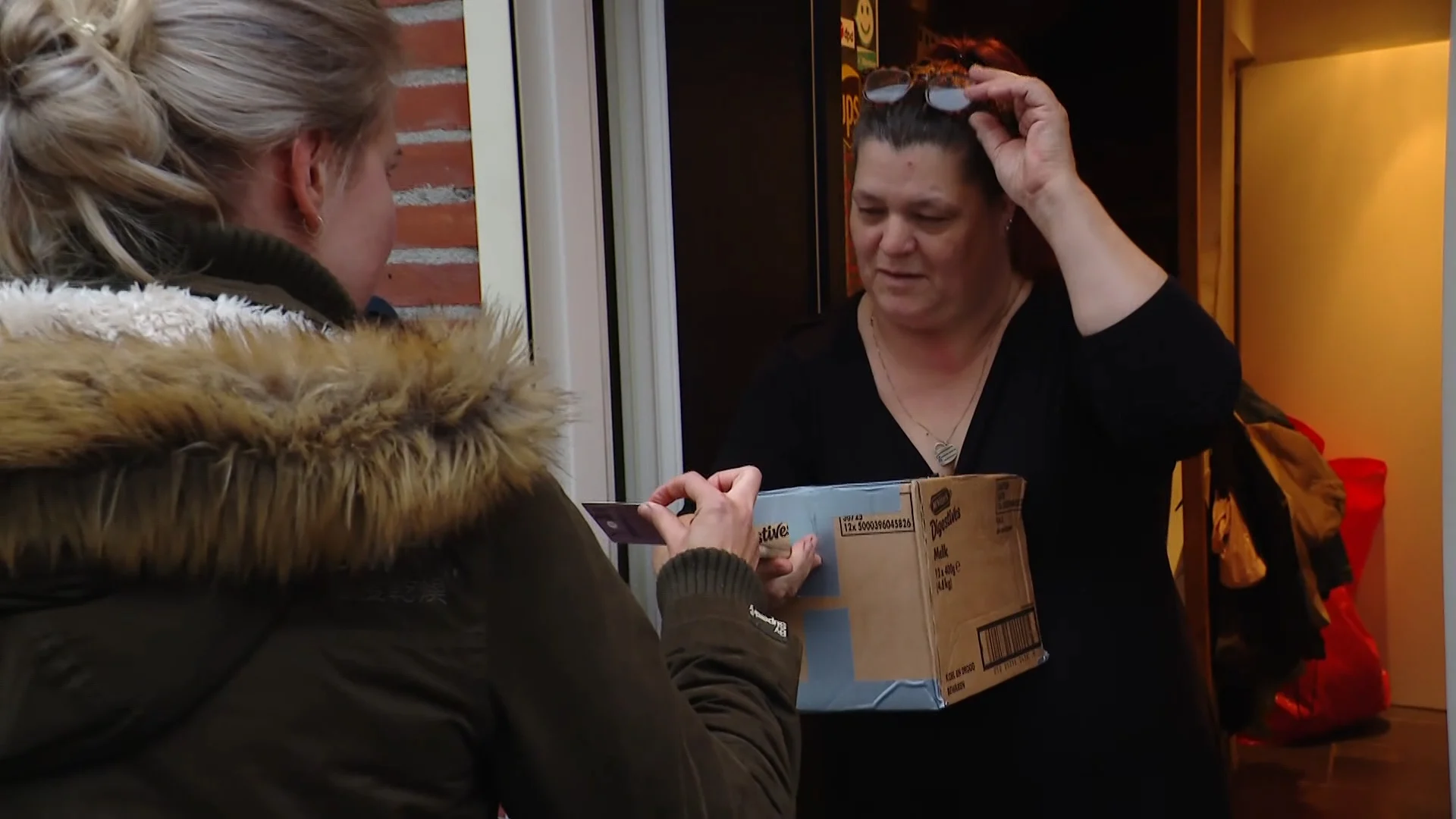 Jurgen en Monique runnen succesvol pakketpunt in Etten-Leur: 'Vooral met feestdagen heel leuk'