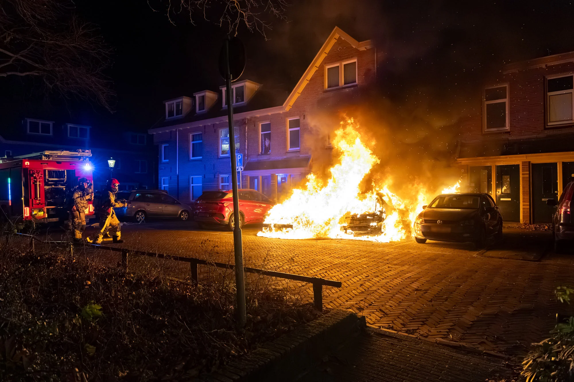 Vlammenzee in Amsterdam: autobrand slaat over op woning