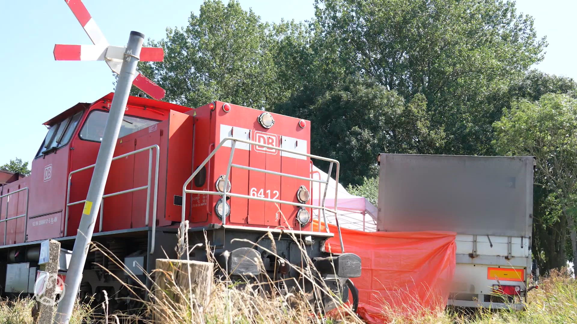 Dode en twee gewonden door aanrijding goederentrein met truck