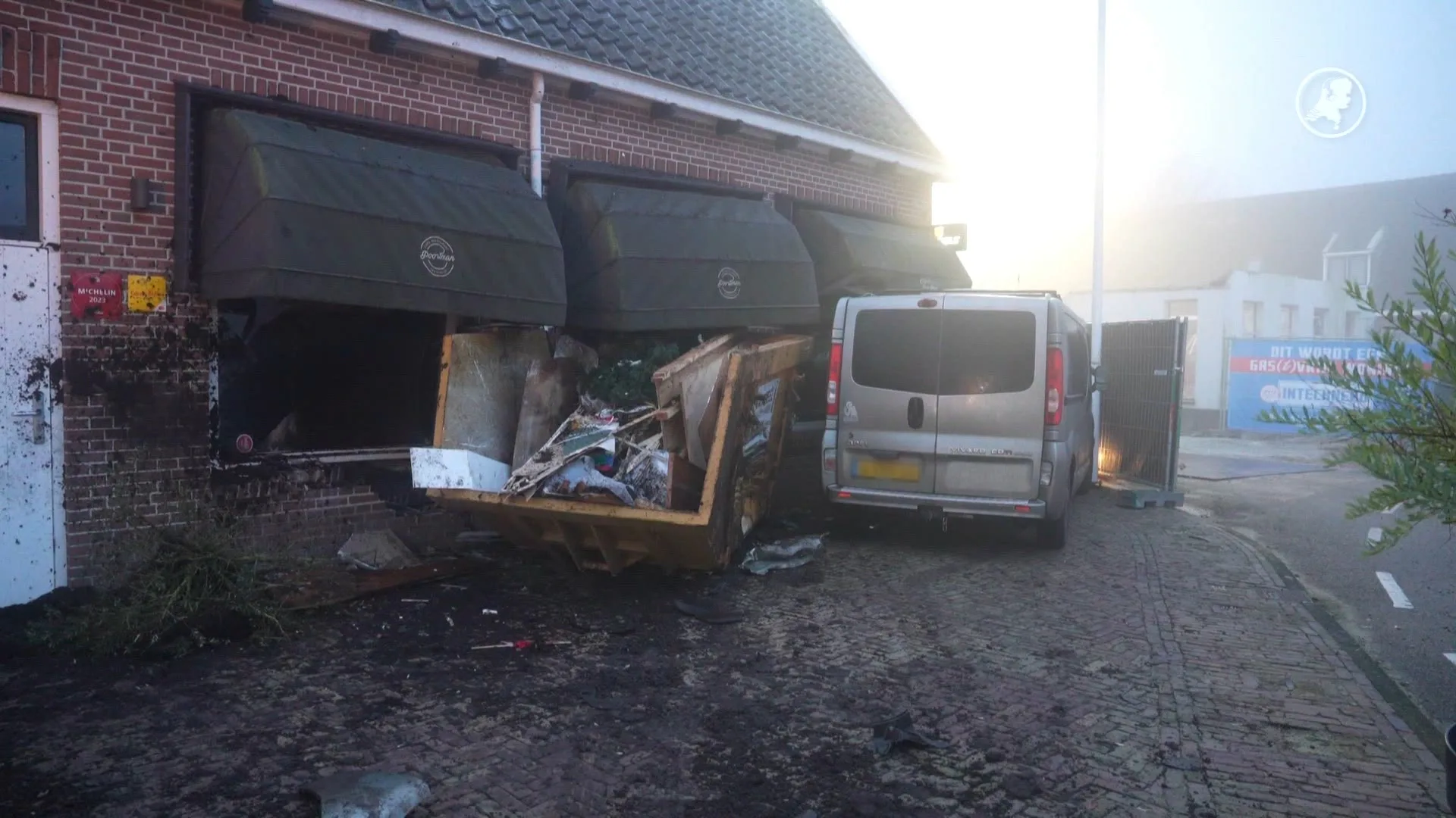 Bestelbus vliegt uit de bocht in Bloemberg