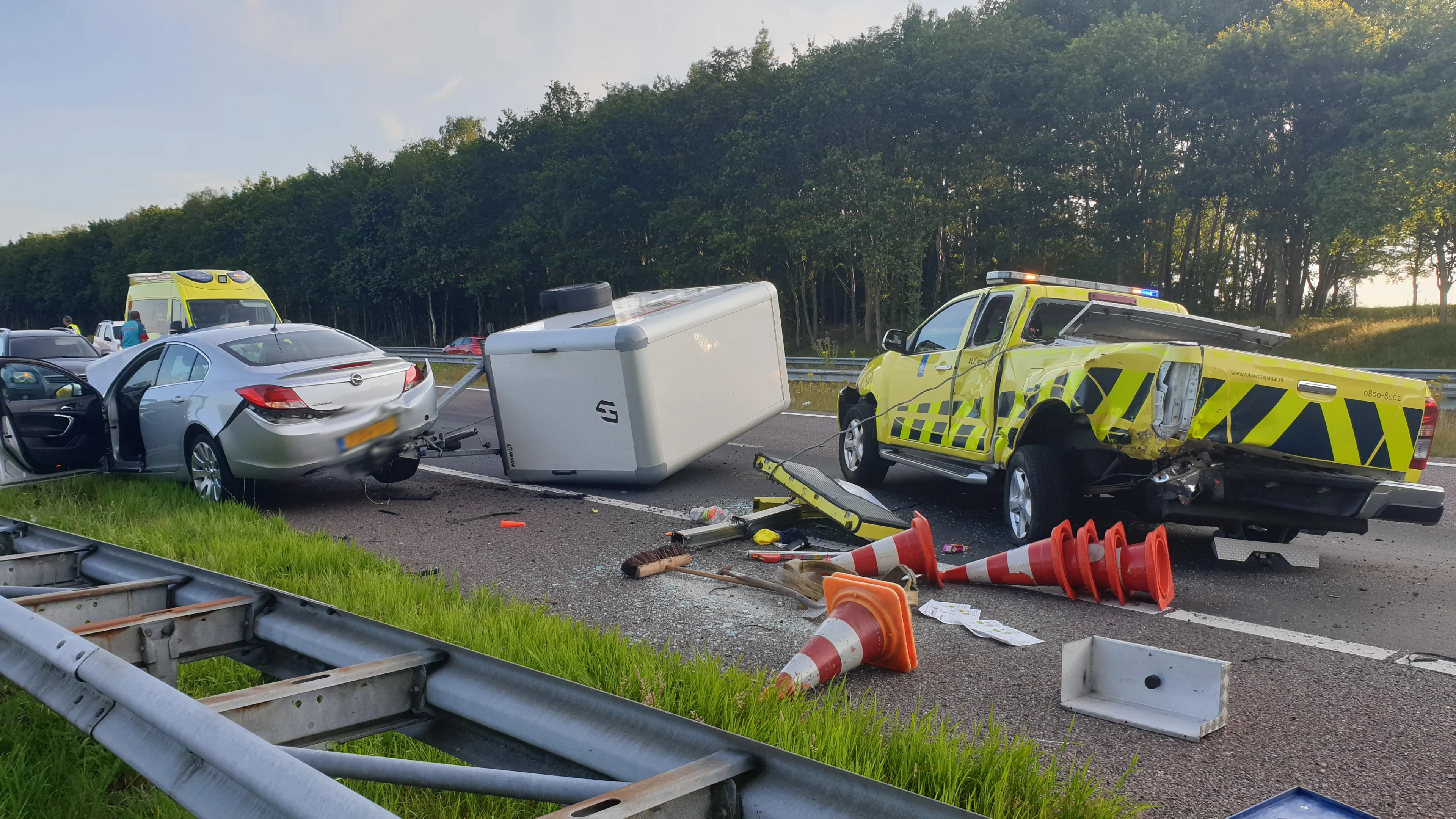 Personenauto rijdt frontaal op voertuig van Rijkswaterstaat op A28