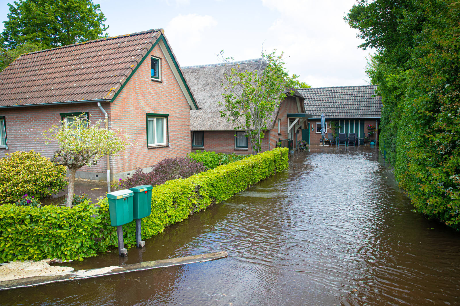 Waterleiding geraakt in Epe, duizenden liters water stromen woning binnen