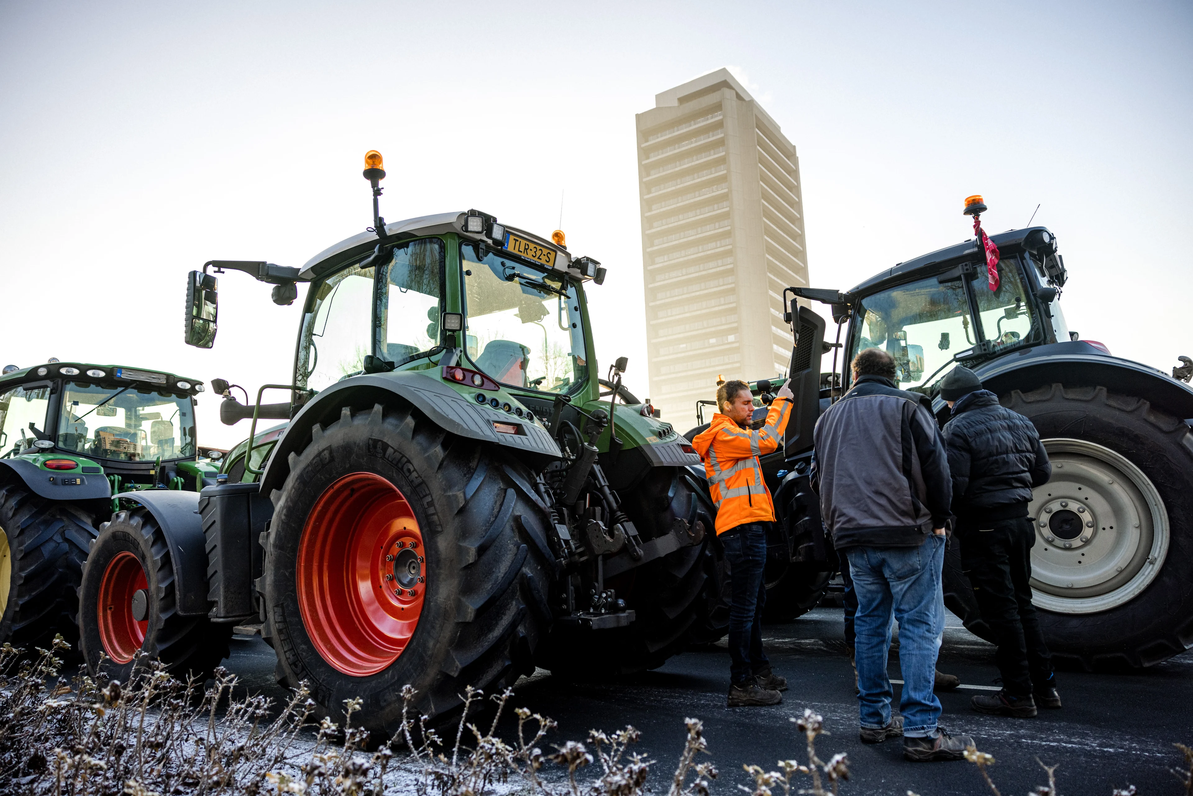 Honderden boeren protesteren met trekkers bij provinciehuis Den Bosch