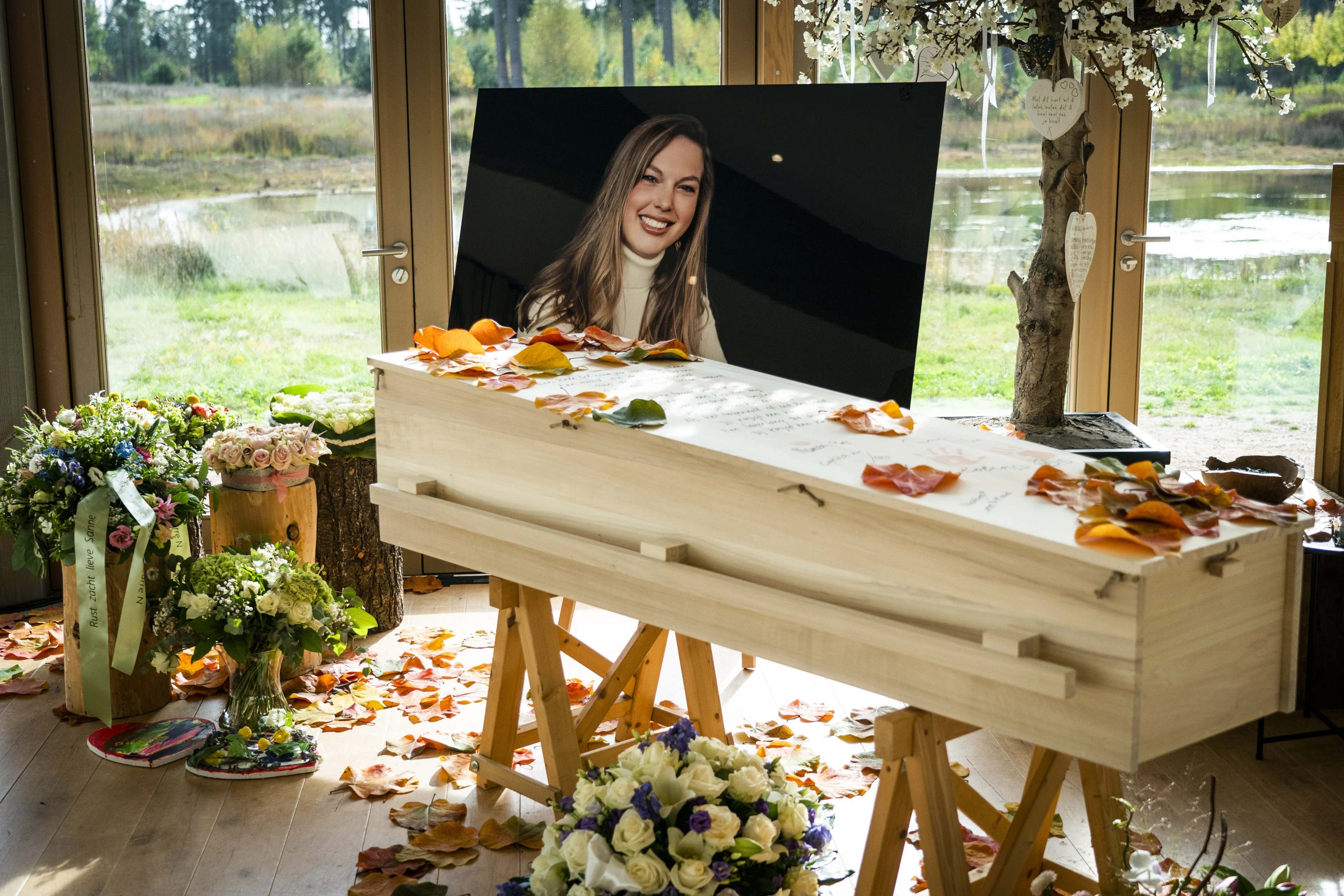 Verongelukte Sanne (26) in besloten kring begraven in Heeze