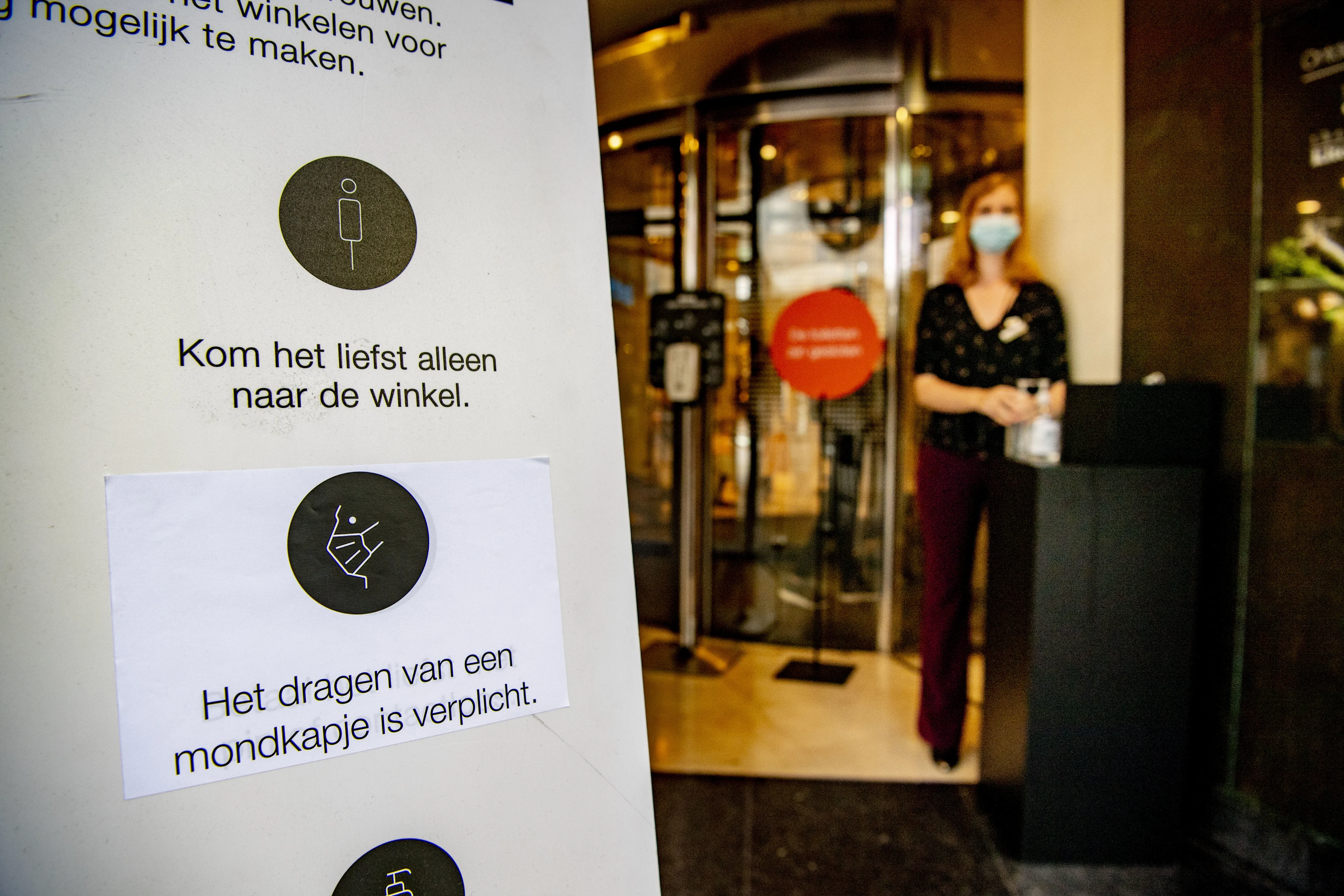 De Bijenkorf stelt in alle filialen mondkapjes verplicht