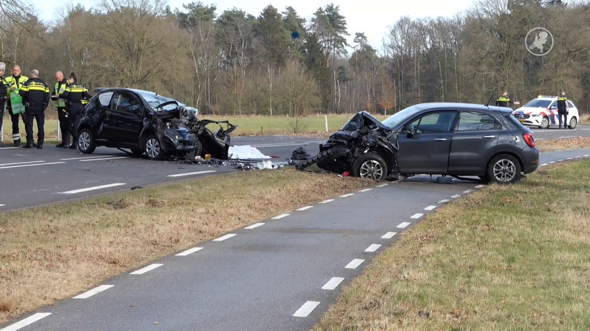 Vrouw (36) overleden bij frontale botsing in Enschede