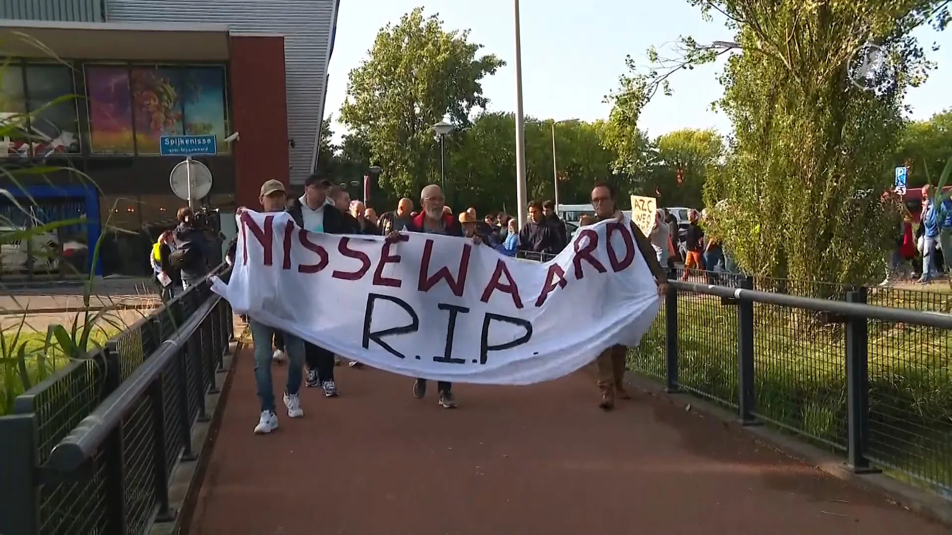 Inwoners van Spijkenisse houden stille tocht tegen komst van opvangdorp