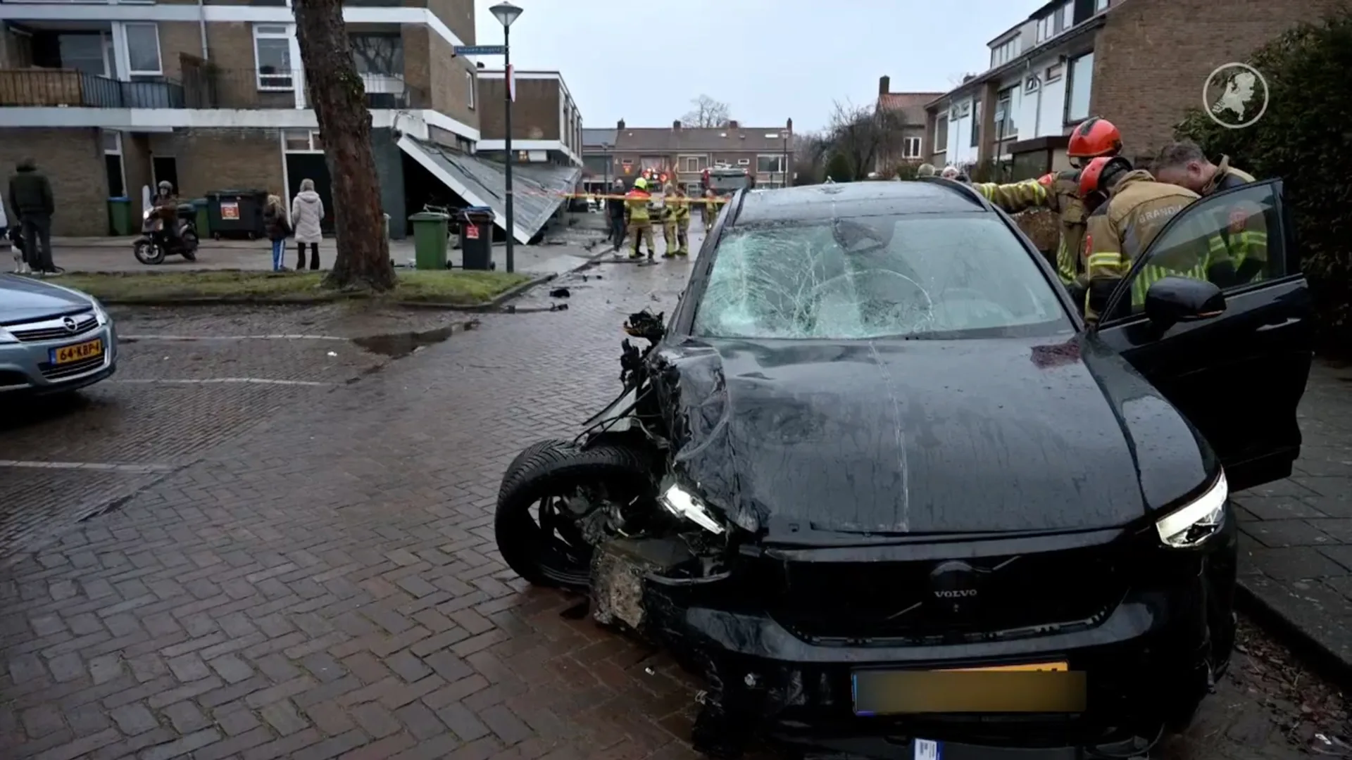 Auto richt ravage aan in Breda: luifel stort in