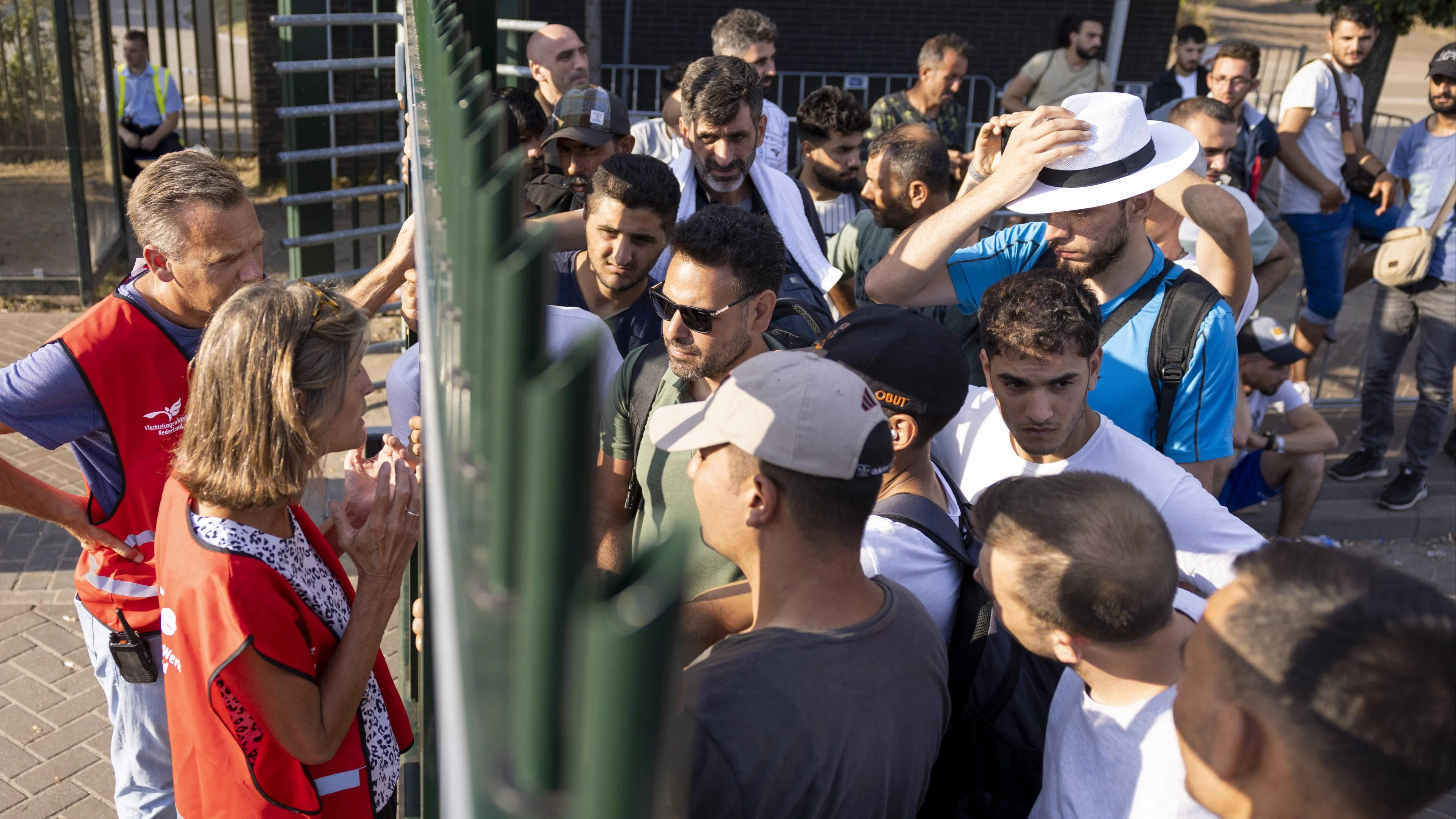 Dieptepunt na dieptepunt: waar komen die honderden buitenslapers in Ter Apel toch vandaan?