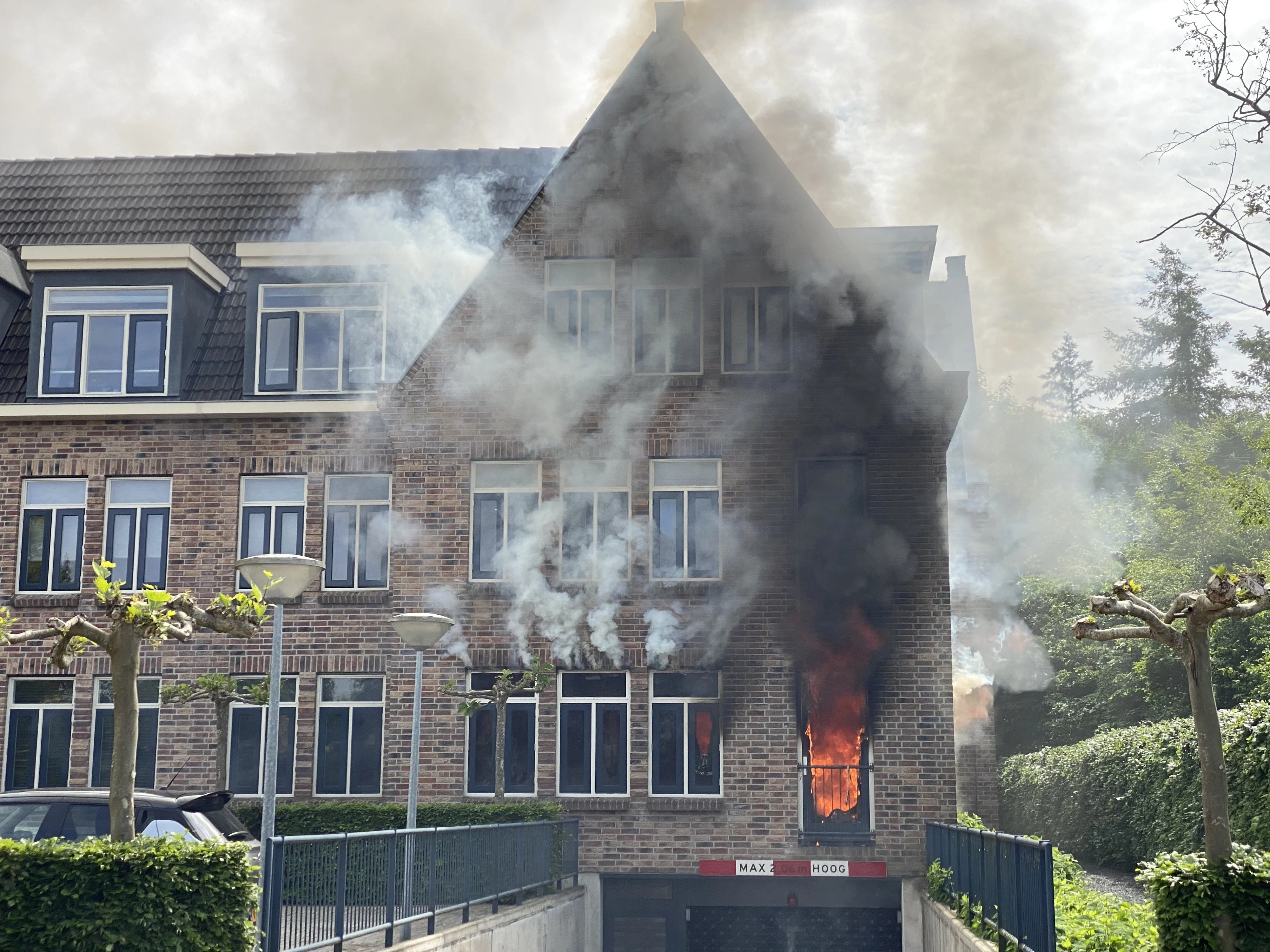 Dode en twee gewonden bij brand in appartement in Ermelo