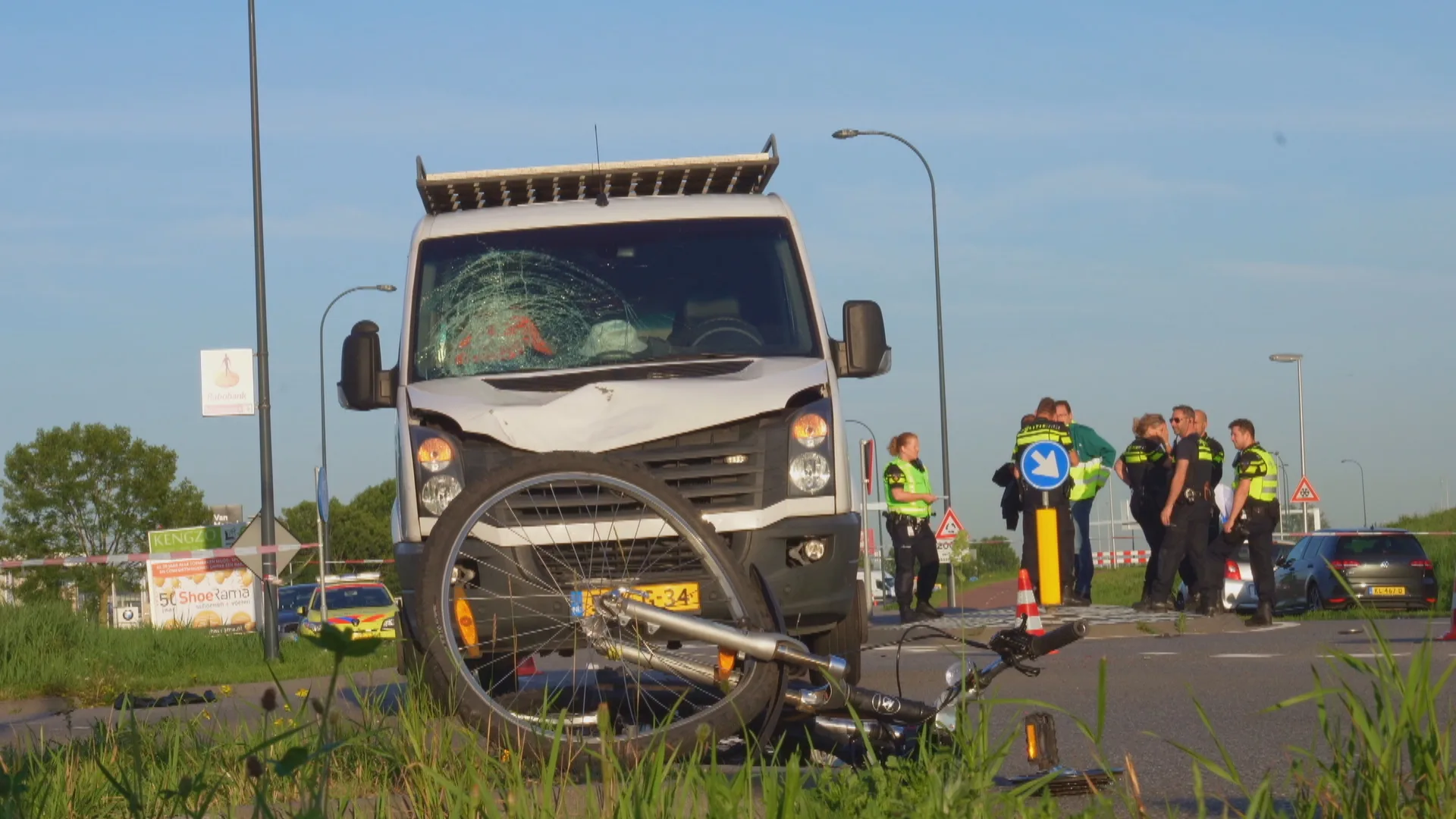 Bestelbusje schept fietser in Waalwijk