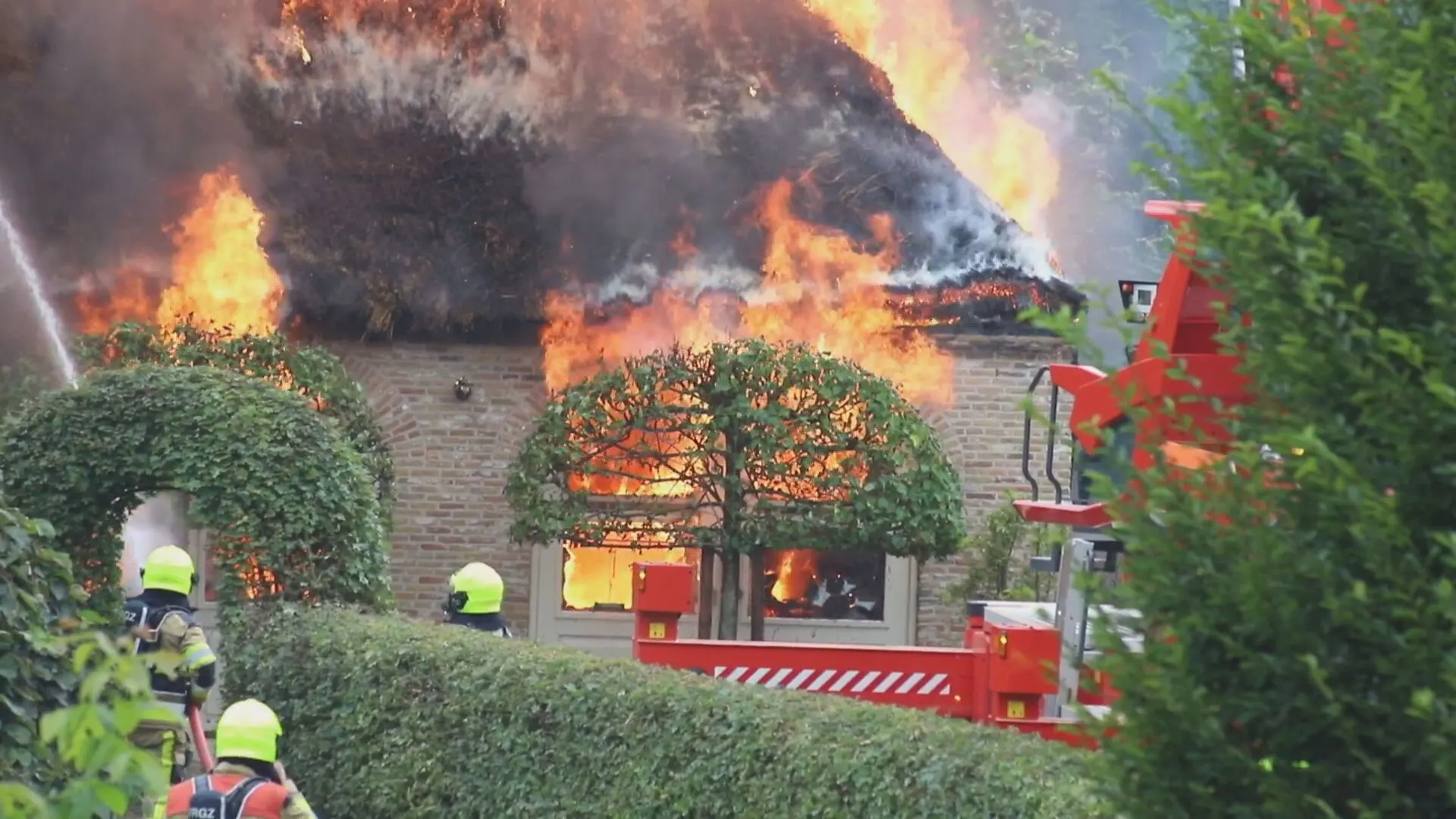 TantraTempel in Varik in lichterlaaie, rookwolken kilometers ver te zien
