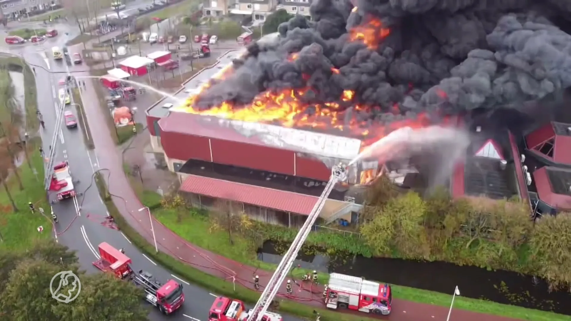 Bizarre beelden van grote brand in sporthal: 'Een ramp voor Noordwijkerhout'