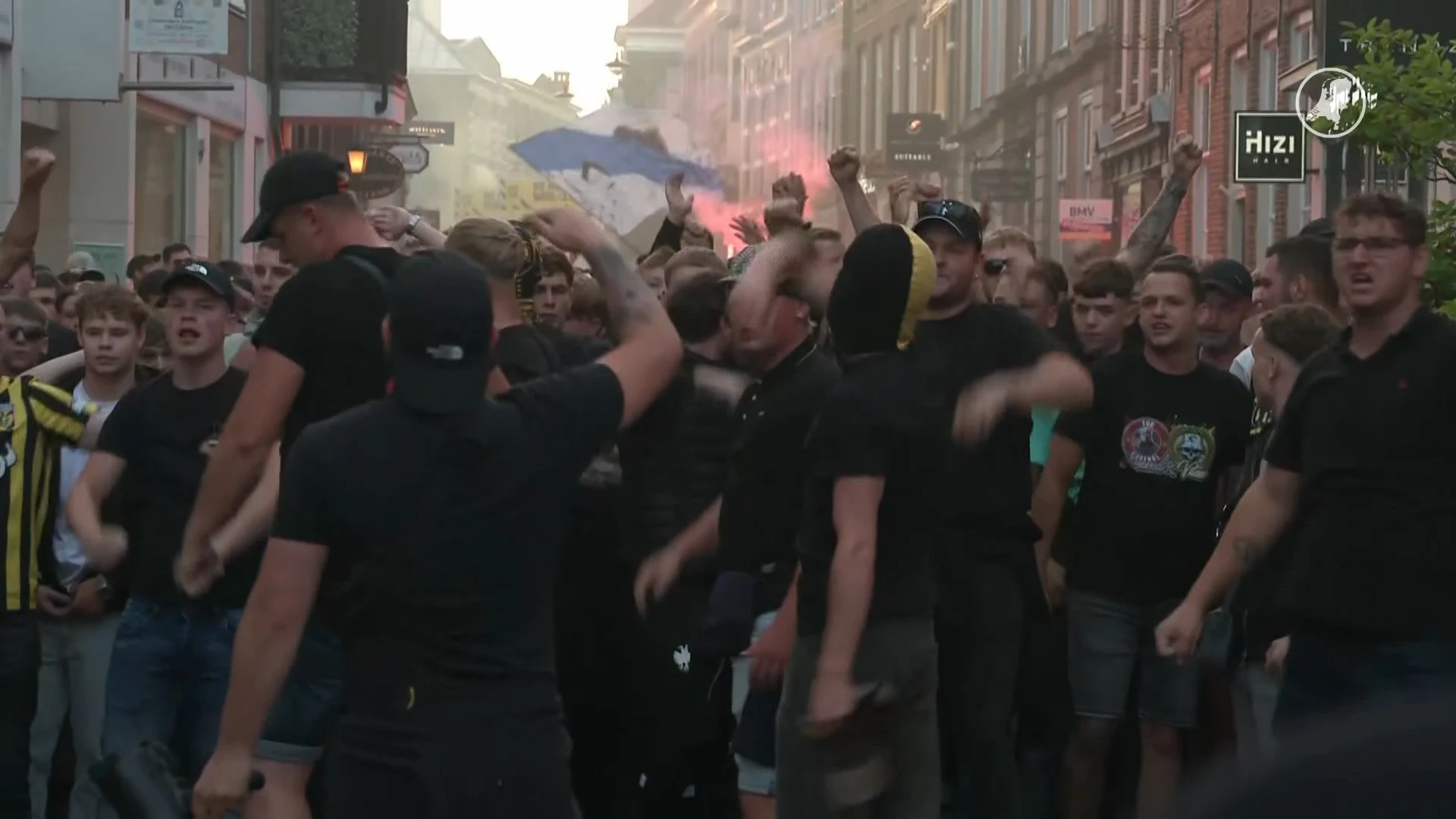 Supporters Vitesse proberen club te redden van de ondergang