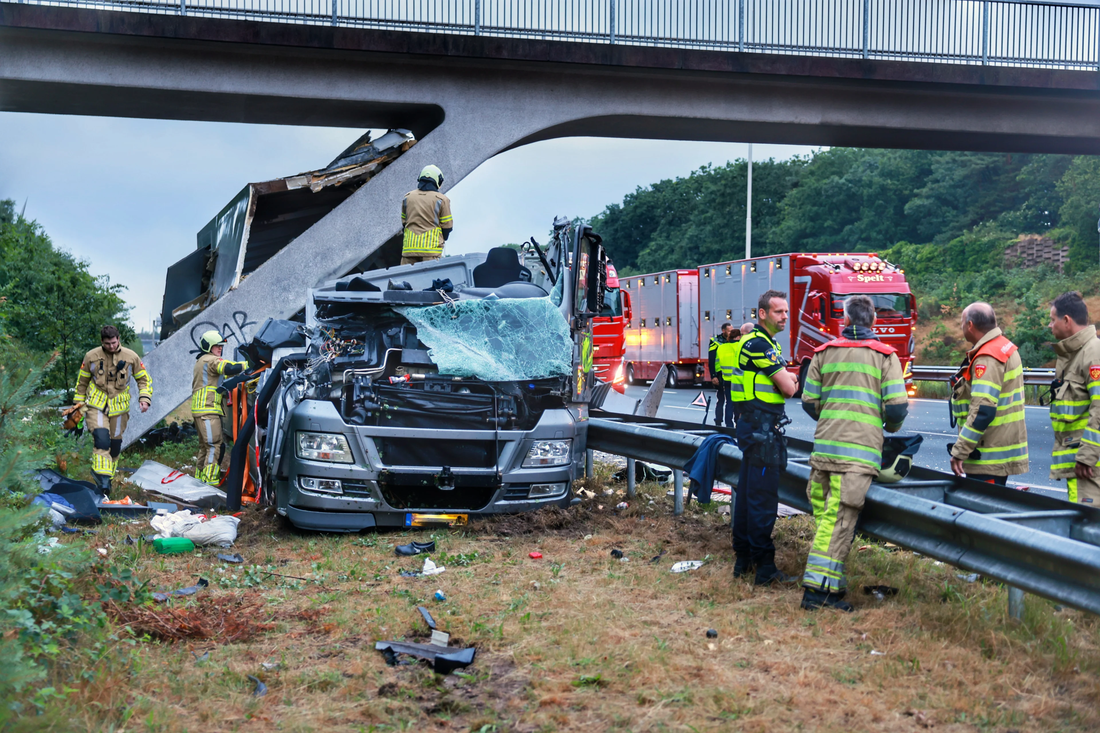 Vrachtwagen klapt op pilaar viaduct A28 bij Soesterberg, chauffeur gewond en wagen total loss