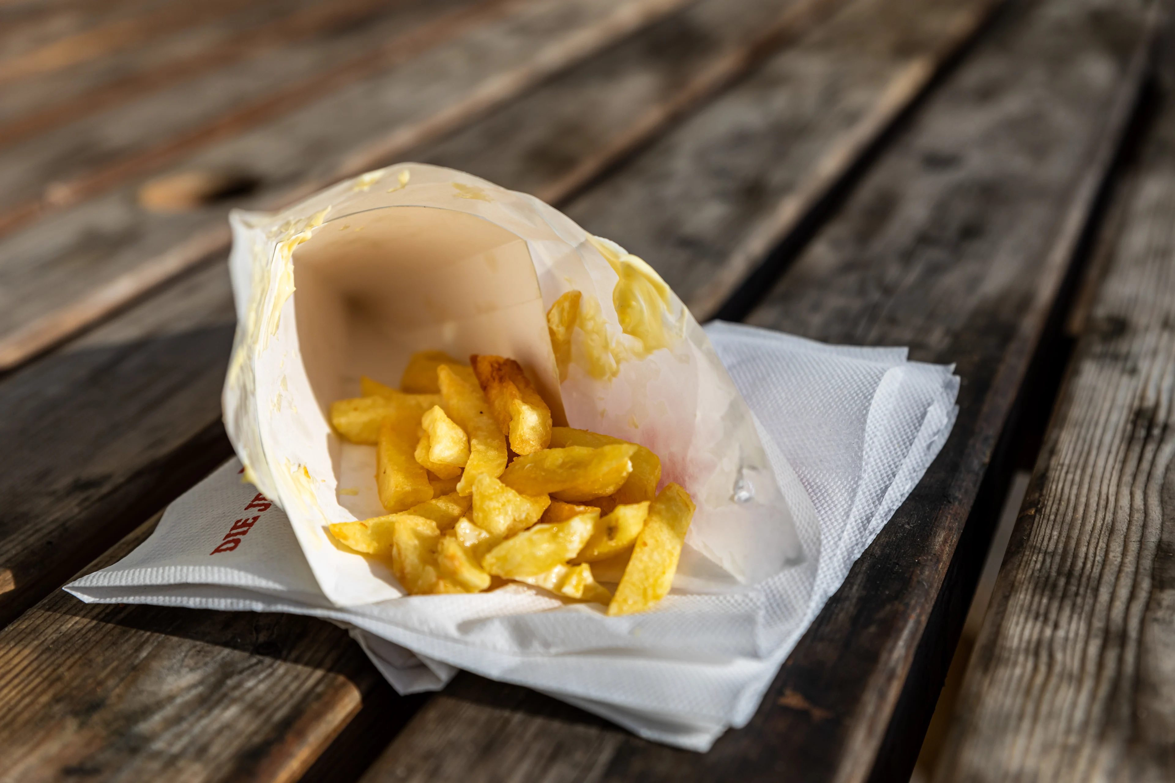 Trio probeert frietkar te stelen, maar wordt op heterdaad betrapt door buurtbewoner