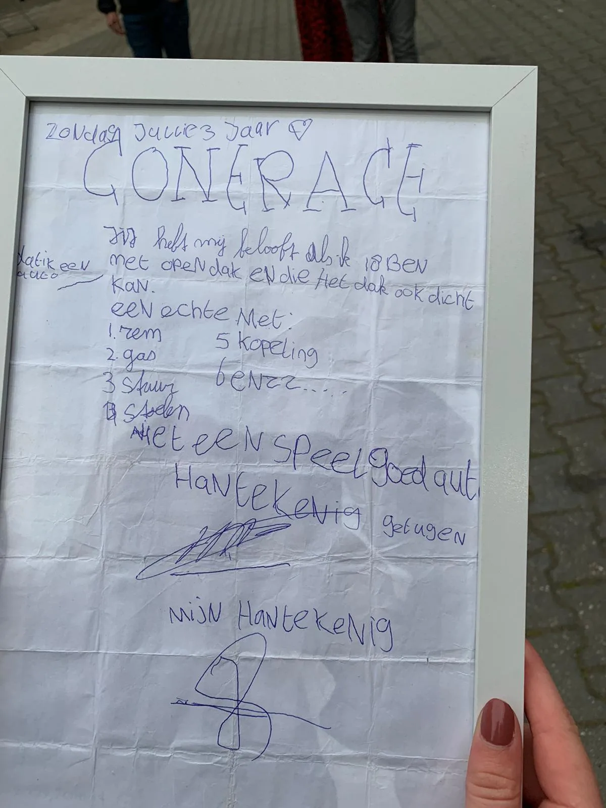 Jacco tekent contract van 9-jarig meisje en moet haar nu een cabrio geven