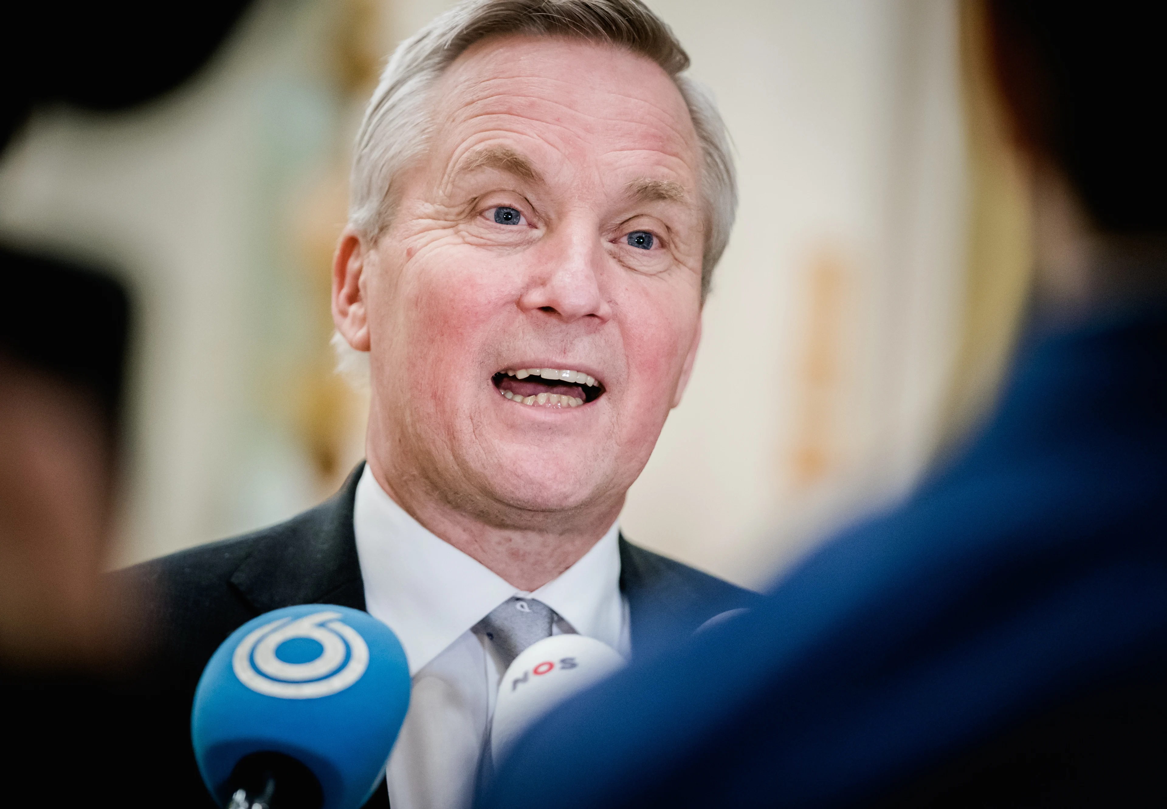 Van der Burg zet 'tandje bij' om asielinstroom in te perken