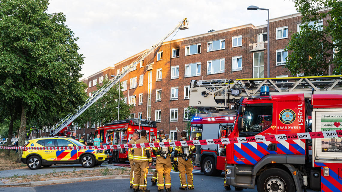Bewoners 8 woningen kunnen niet naar huis na brand Rotterdam