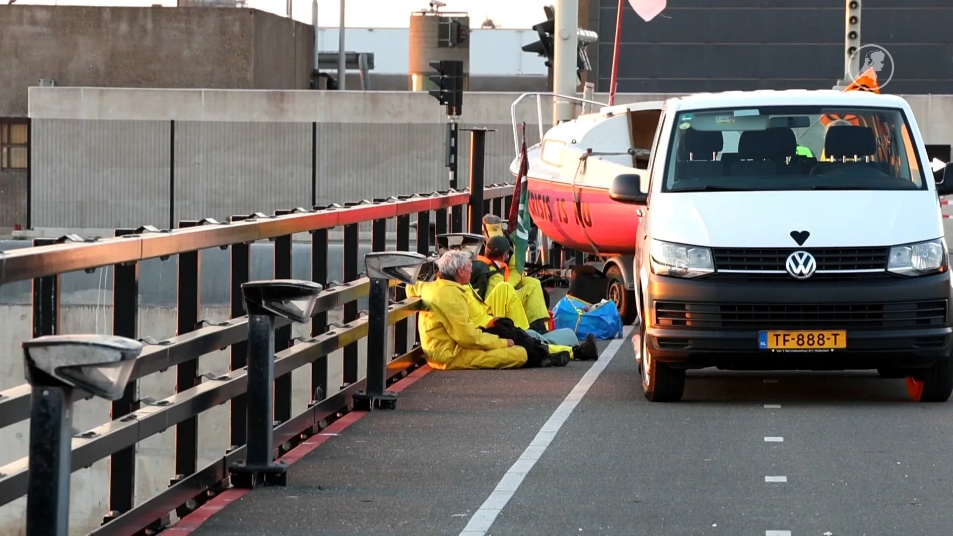 Omstanders gooien eieren naar XR-demonstranten IJmuiden