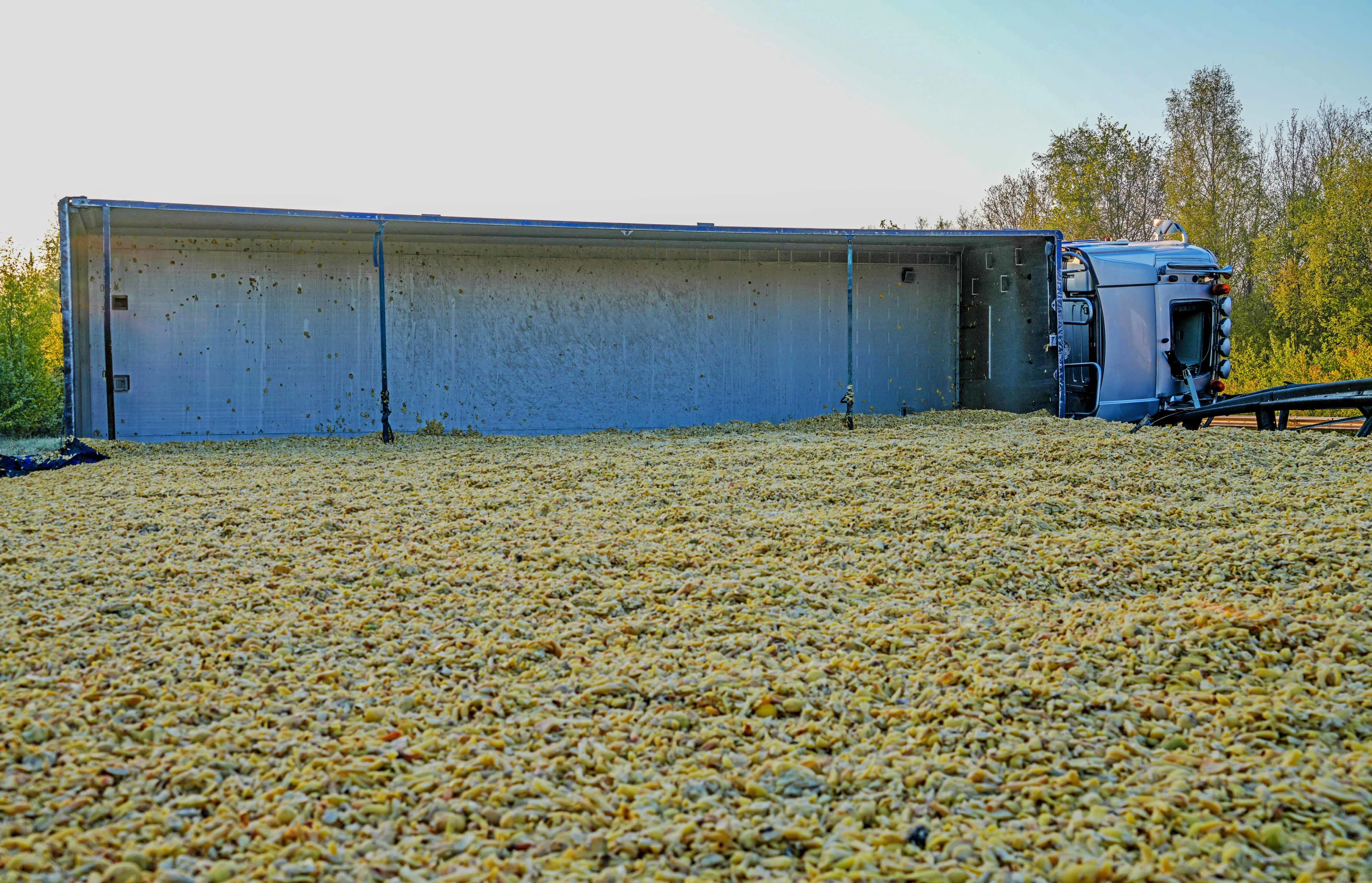 Snelweg verandert in snackbar: vrachtwagen kantelt en verliest lading patat