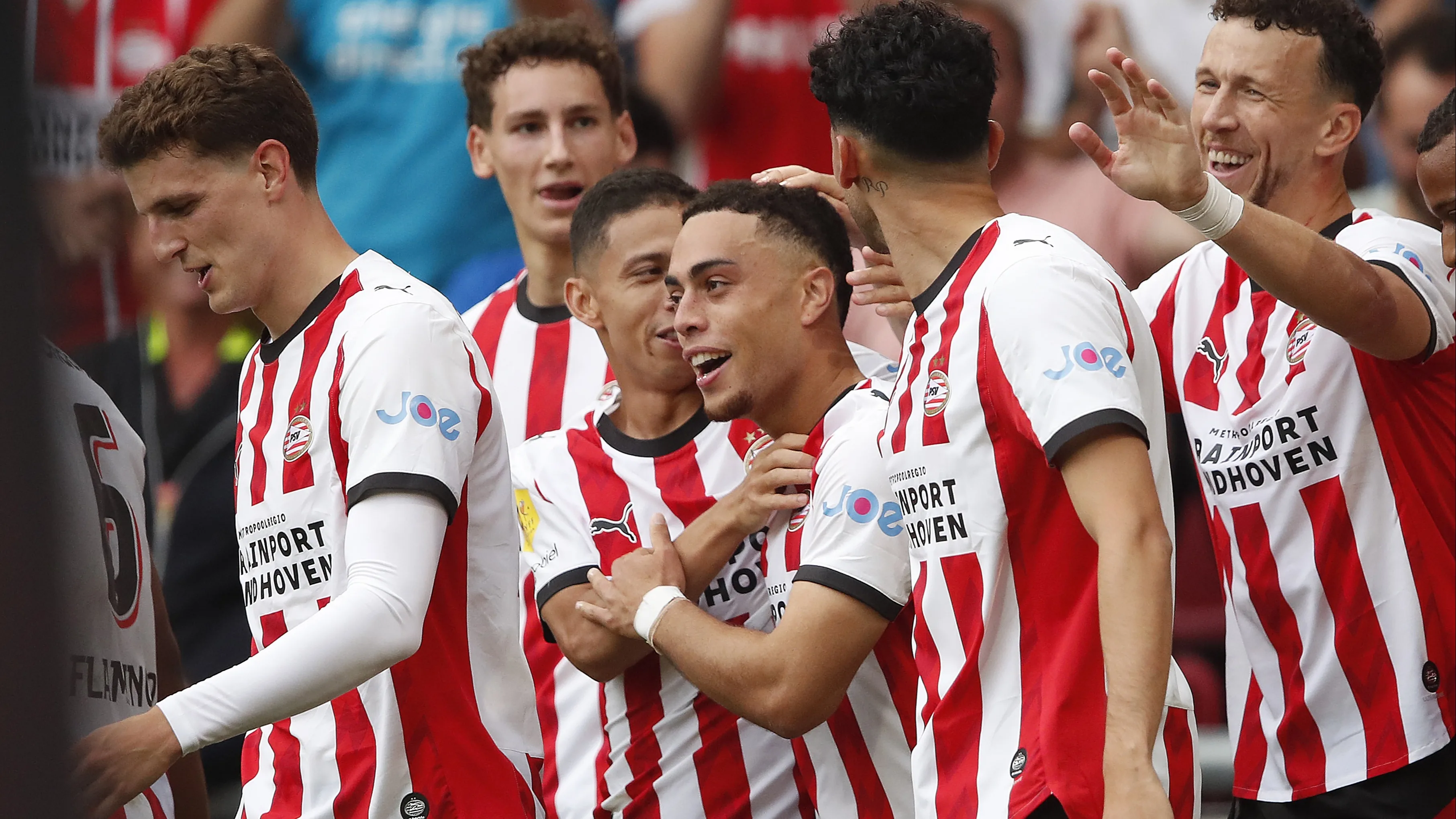 PSV klopt sensatie van vorig seizoen Go Ahead in slotfase en pakt eerste prijs dit seizoen