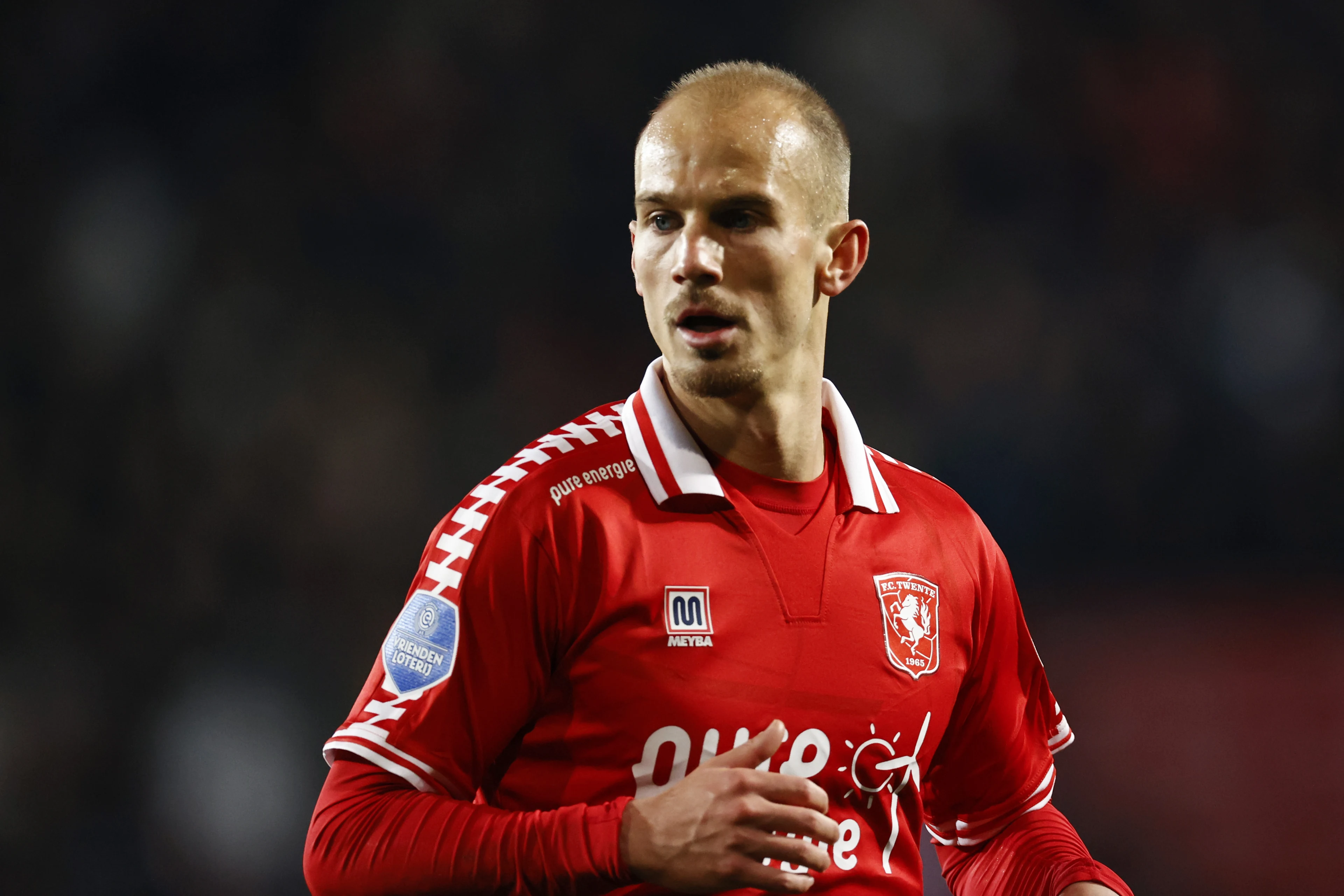 FC Twente-speler Černý op veld geslagen door Heracles-supporter