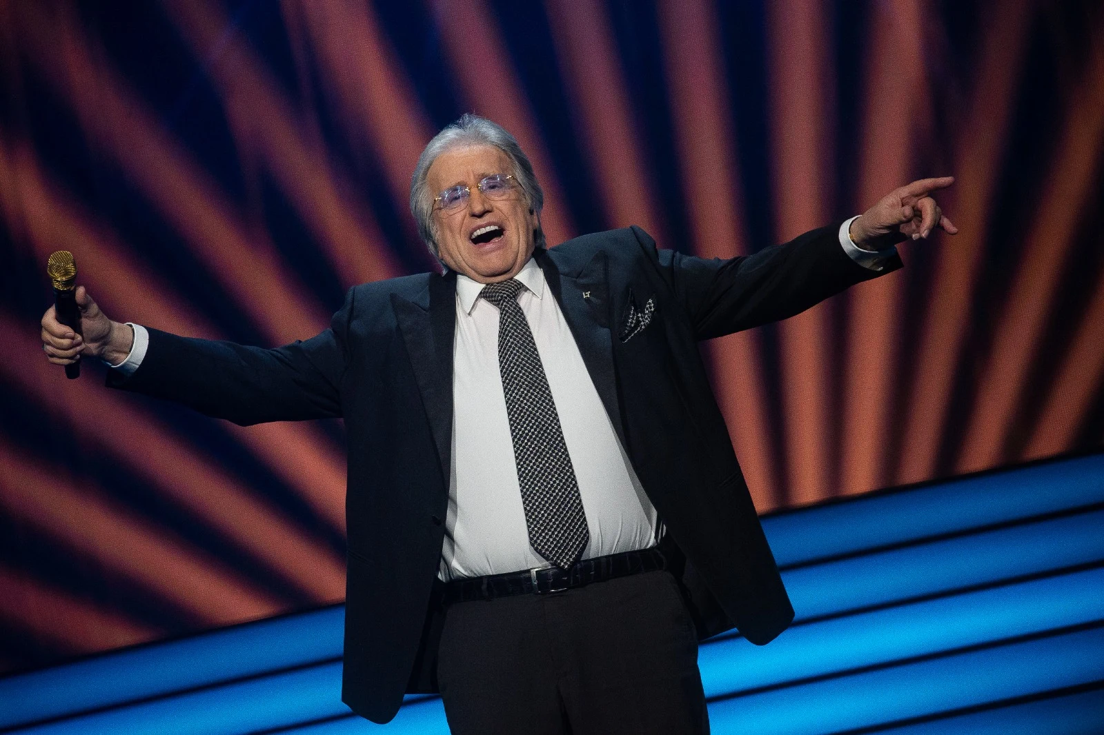 Lee Towers wordt bekend fastfoodicoon: 'Ja toch!'