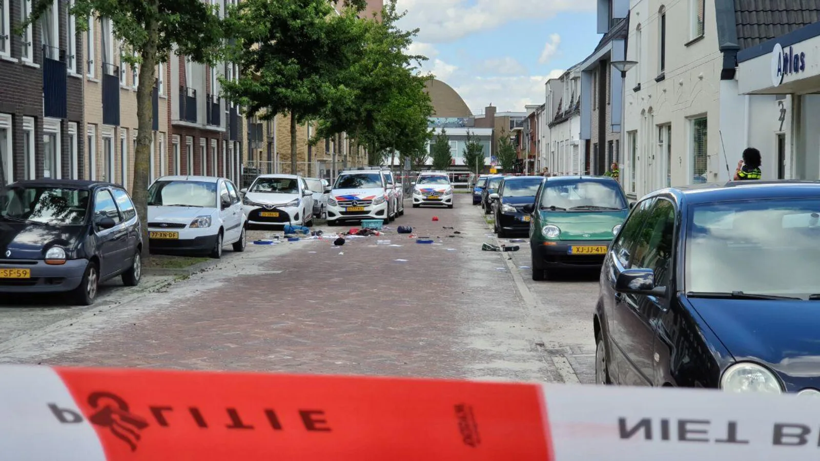 Verwarde man gooit huisraad op straat in Enschede, opgepakt door arrestatieteam
