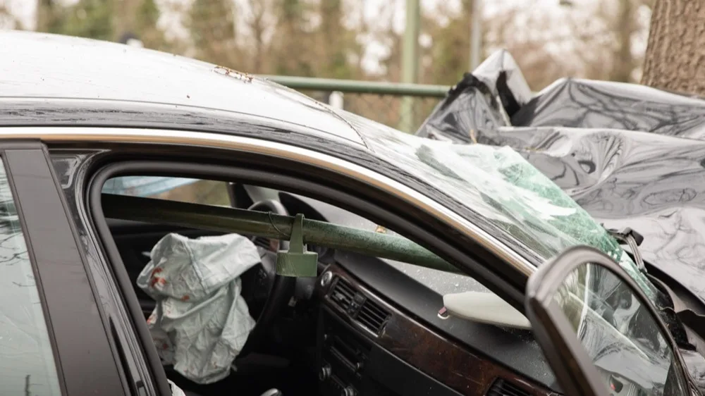 Stalen stang doorboort auto en mist bestuurder op haar na