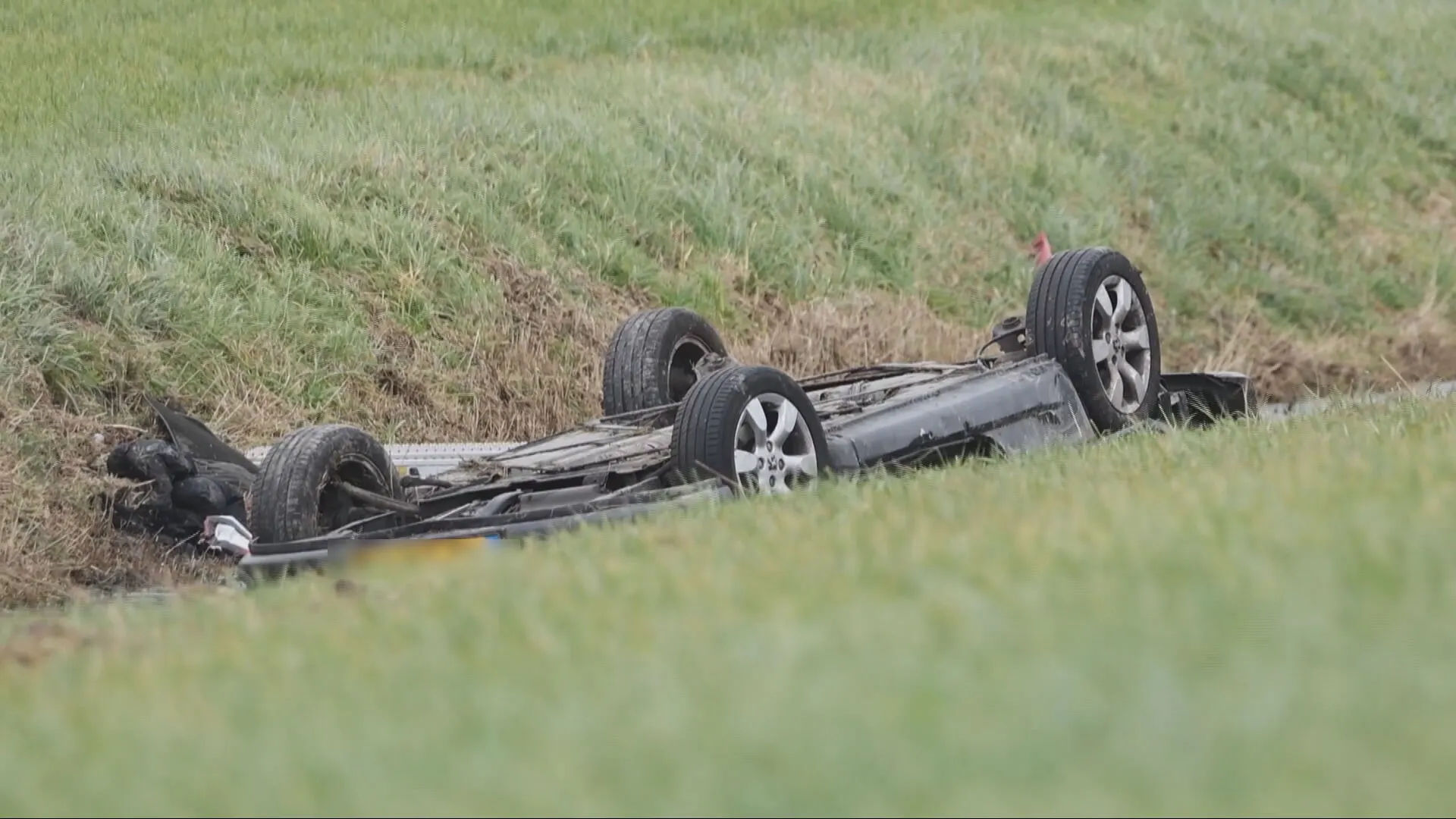 Vijf gewonden bij te water geraakte auto op A31