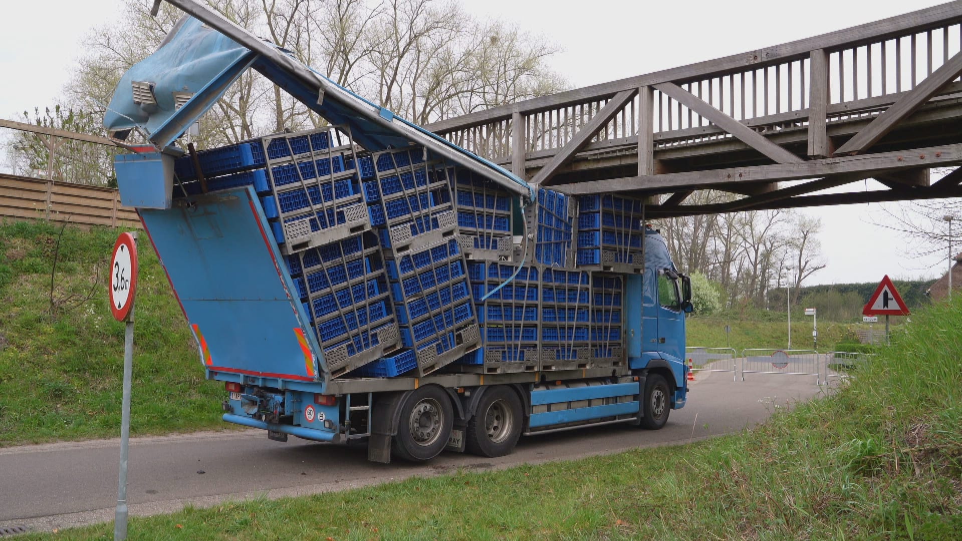 Belgische vrachtwagenchauffeur rijdt zich klem onder fietsbrug
