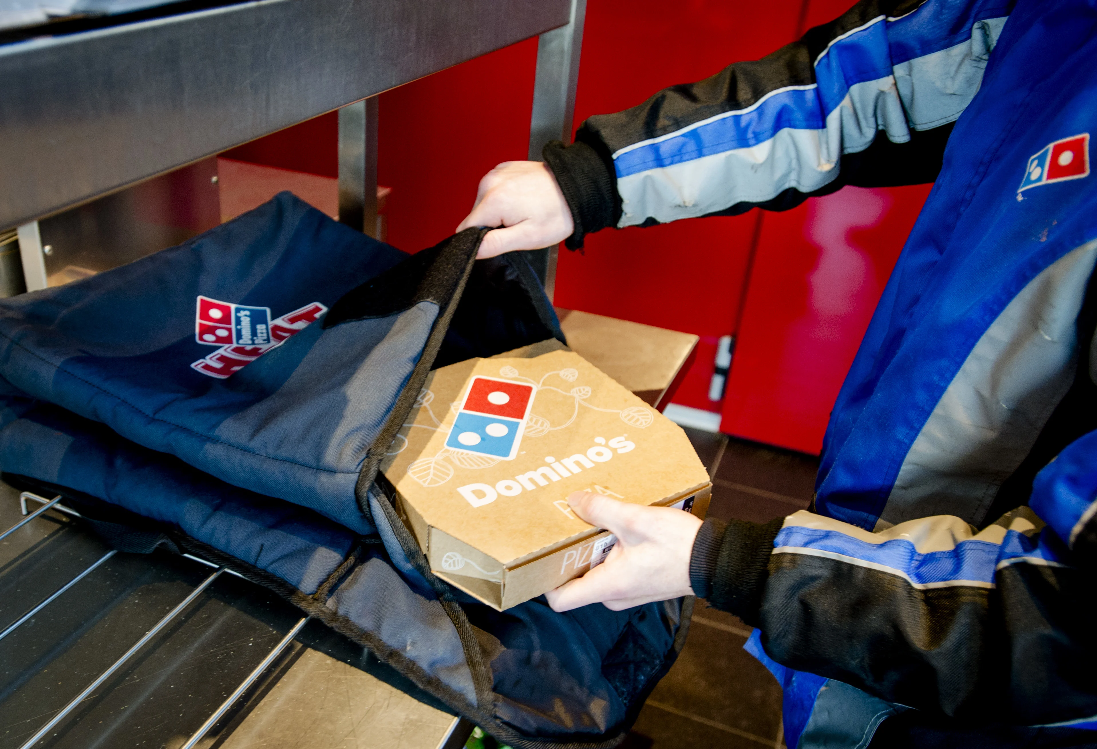 'Fastfoodketens doen niets aan welzijn kippen, Domino's Pizza grootste dierenbeul'