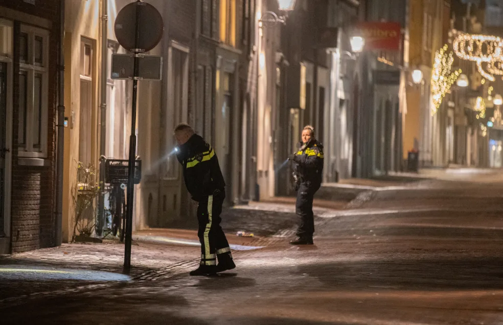Man rent rond met mes in zijn rug na steekpartij in Deventer