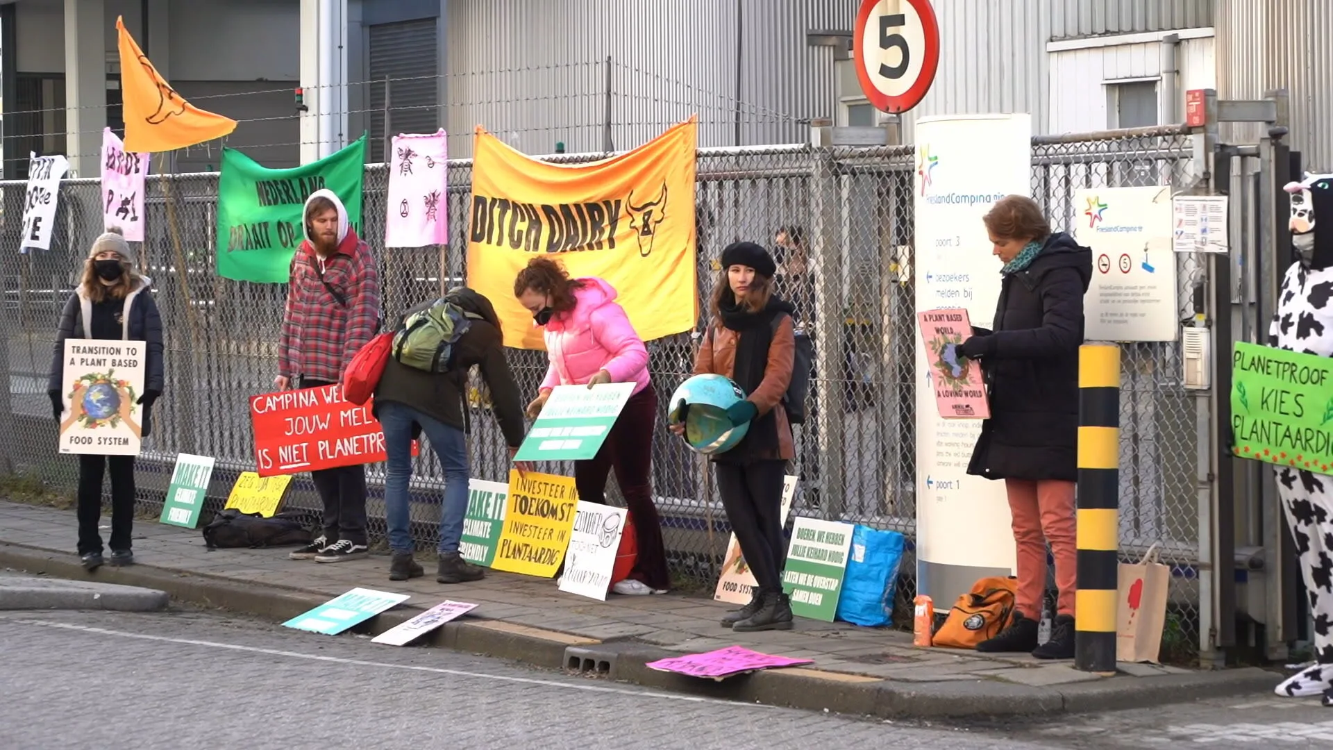 Extinction Rebellion voert actie tegen zuivelproductie in Rotterdam