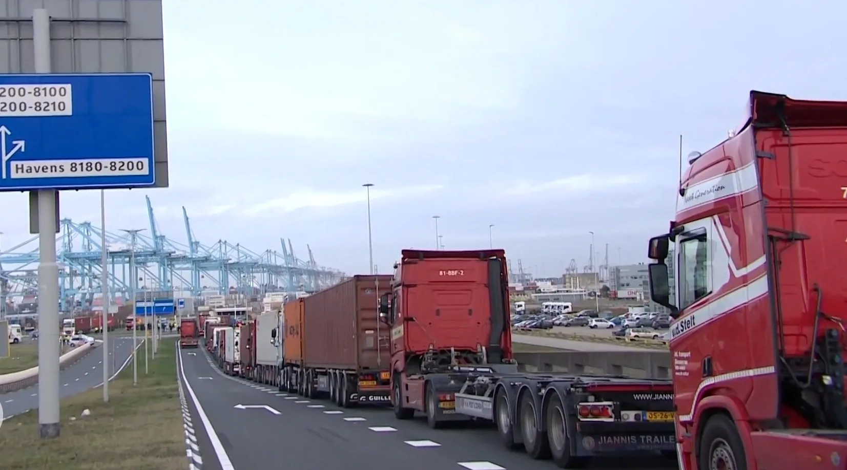 Havenwerkers Rotterdam voeren protest tegen mogelijk 2G-beleid kabinet