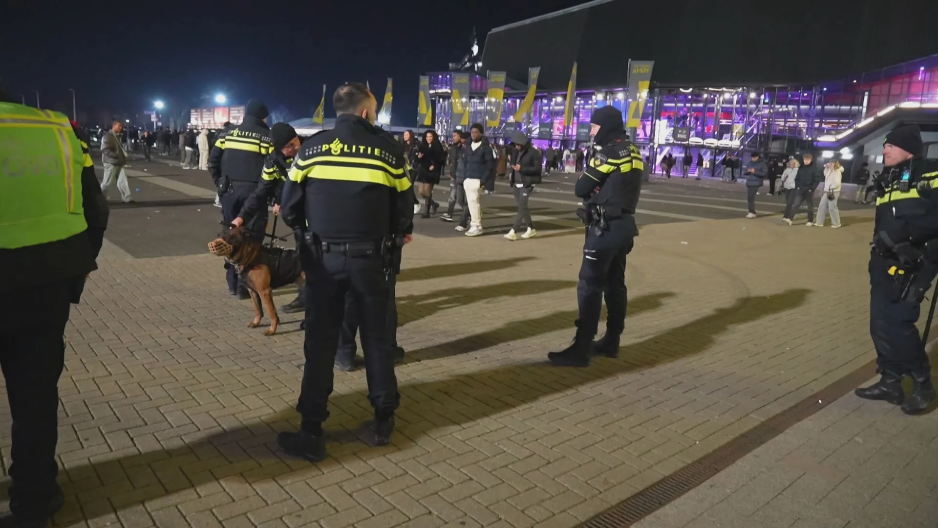 Jongen (15) en man (23) neergestoken bij concert in Ahoy, dader spoorloos