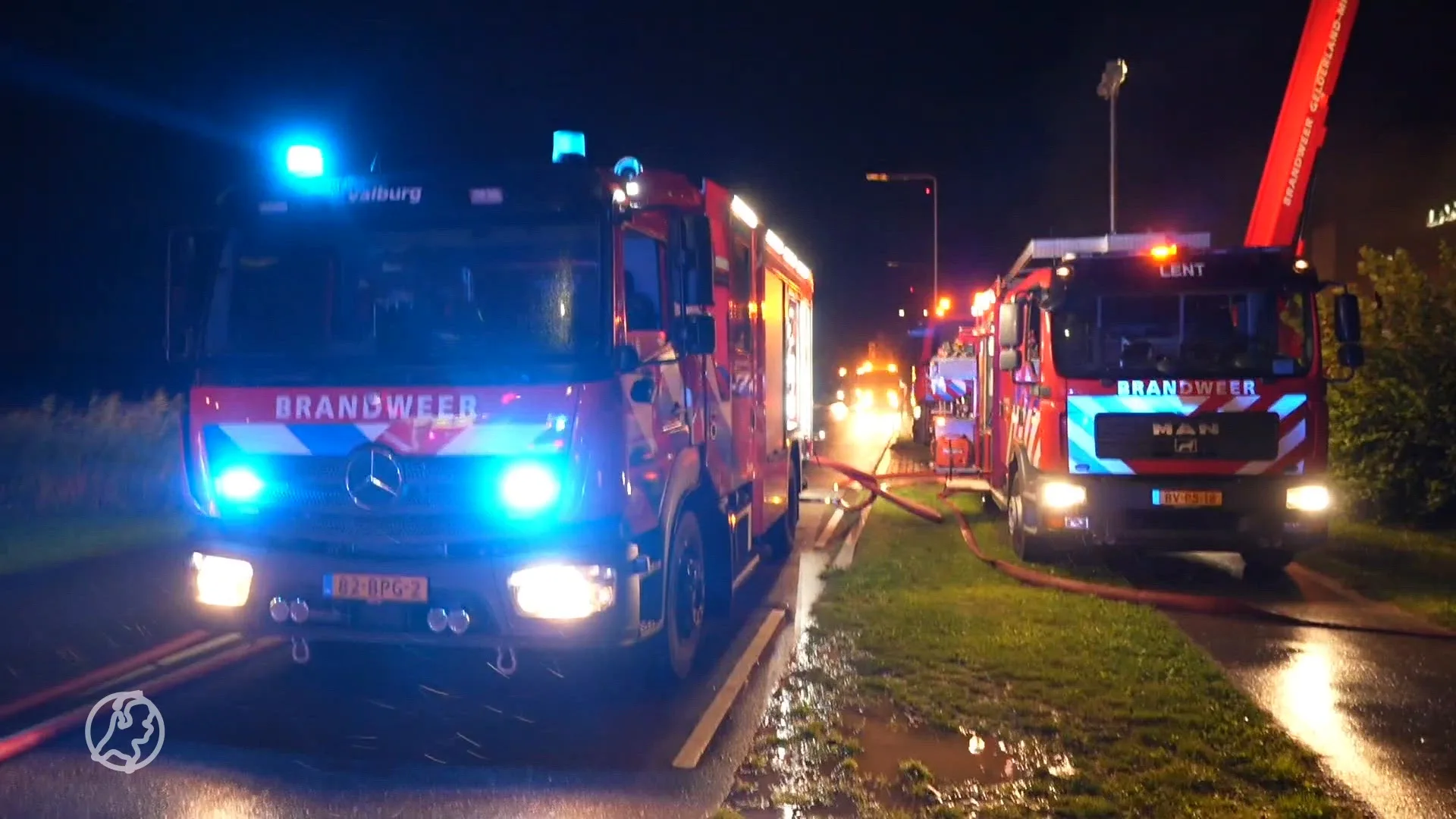 Grote brand in autobedrijf in Oosterhout bij Nijmegen