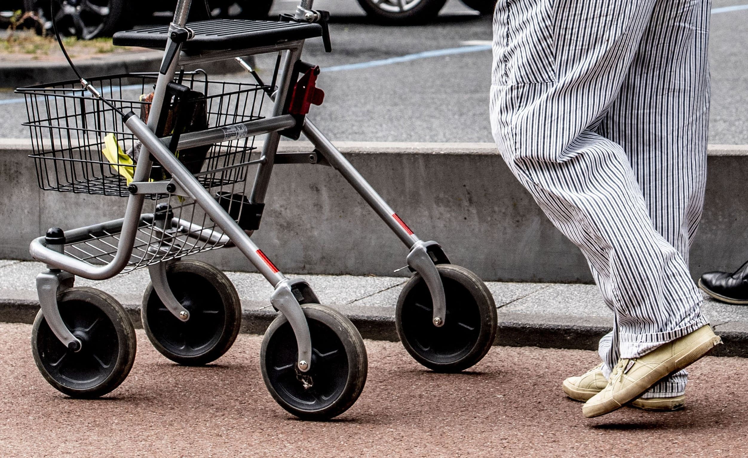 Man beroofd: ketting overleden vrouw van nek gerukt