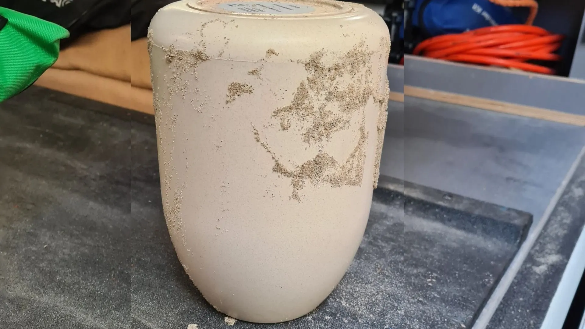 Politie zoekt nabestaanden na vondst volle urn op het strand