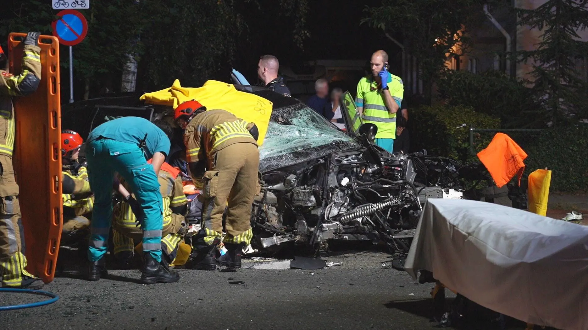 Motorblok uit auto geslingerd na botsing op boom in Goirle, bijrijder bekneld