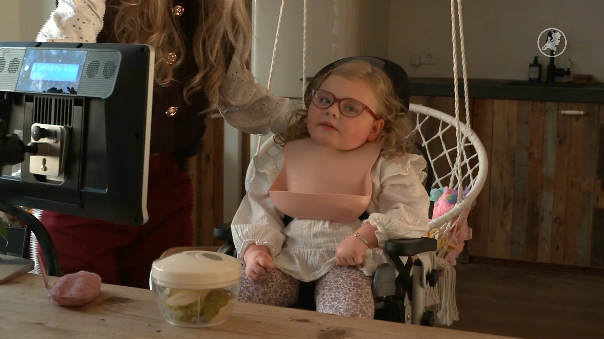 Sanne (31) is eenzaam door zorg dochter Minthe (4): 'Wij zijn haar handen, voeten, stem'