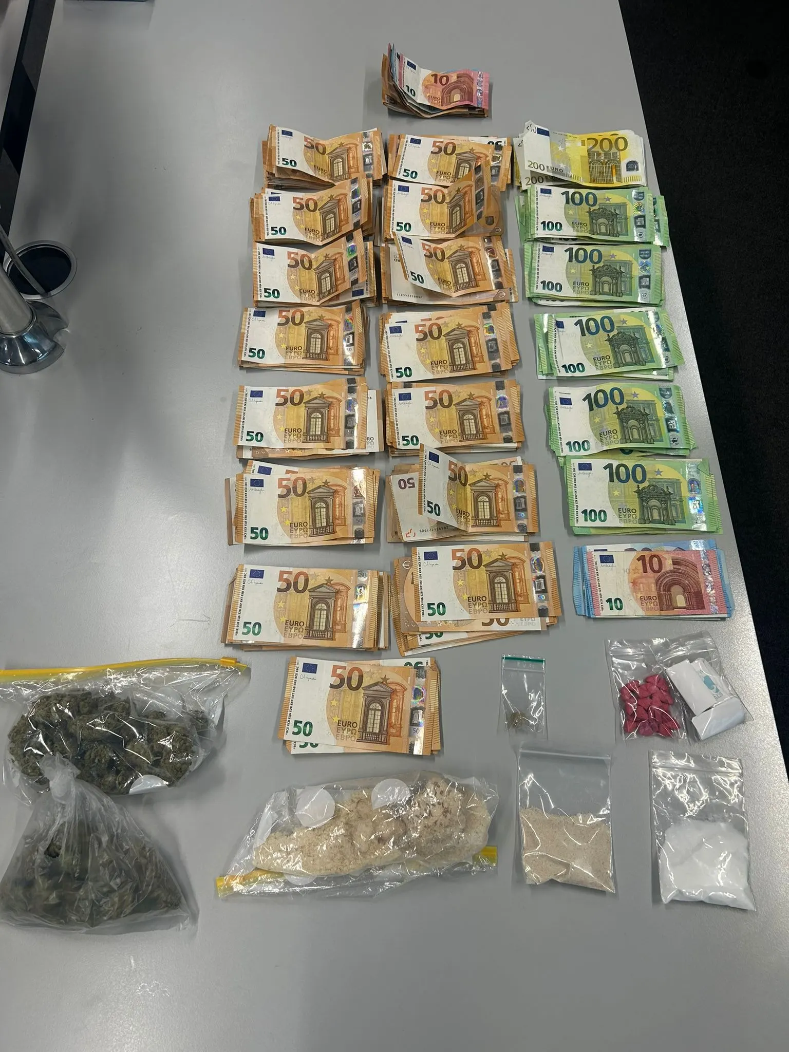 Man (25) gesnapt nadat hij geen gordel droeg: flinke hoeveelheid drugs in auto