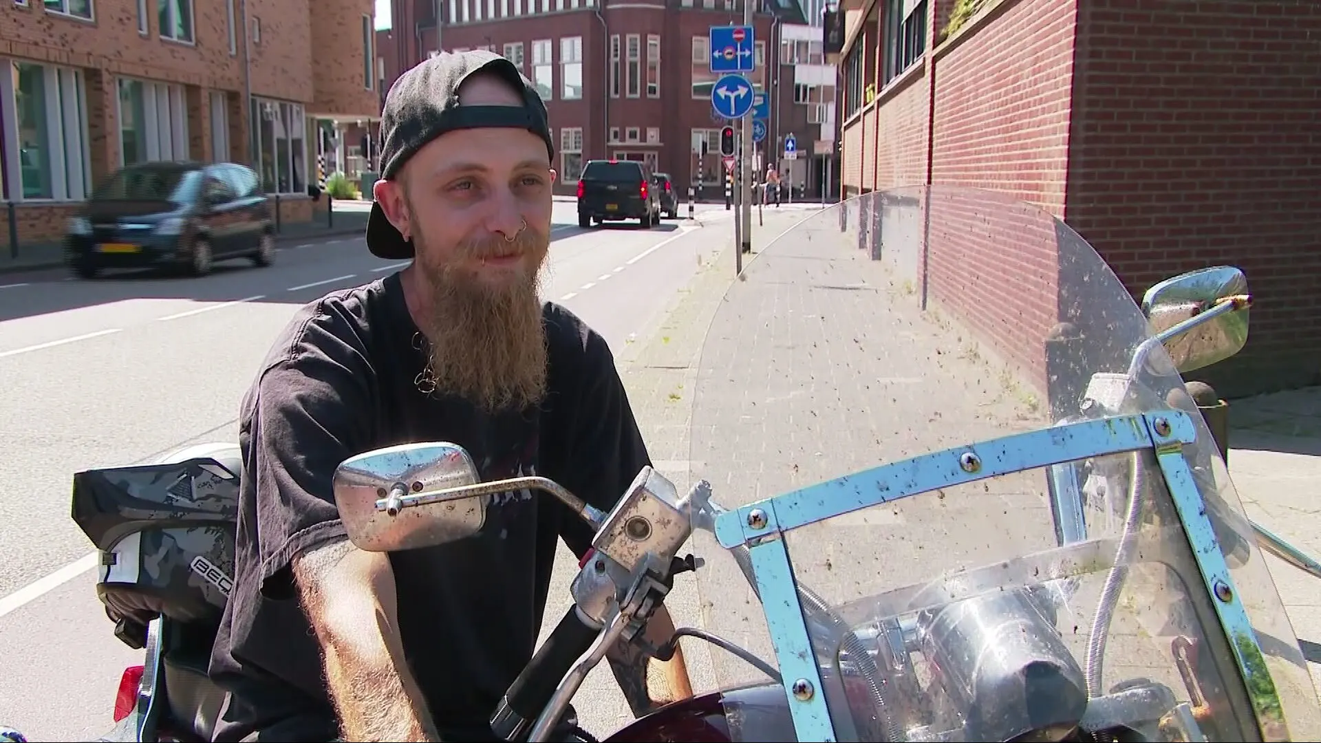 Agent springt plots achterop bij Mike, samen zetten ze achtervolging in: 'Net een film'