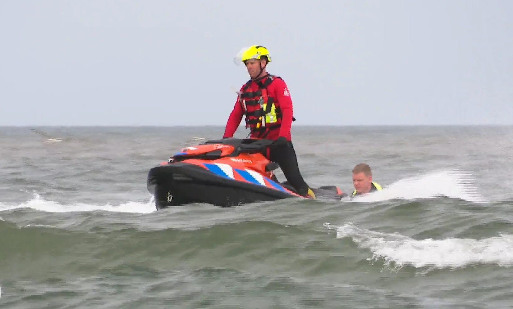 Naar het strand? Kijk dan uit met zwemmen, want het water is nog ijskoud