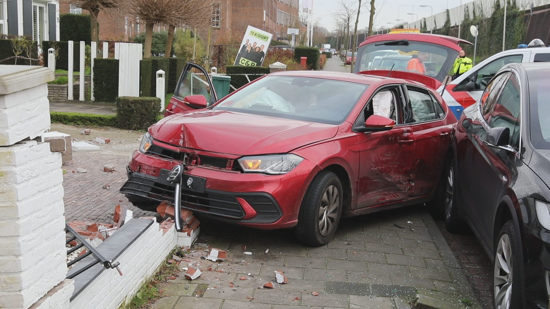 Bestuurder van gestolen auto zorgt voor ravage bij politieachtervolging