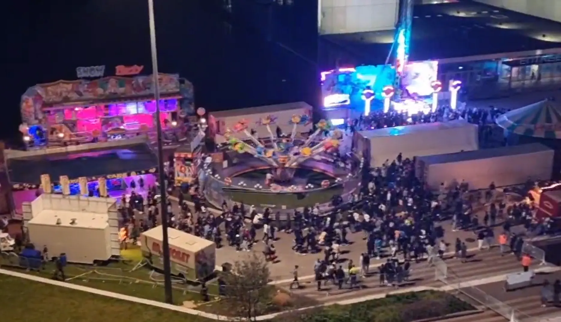Chaos op kermis Almere: mensen breken door hekken, vechtpartij