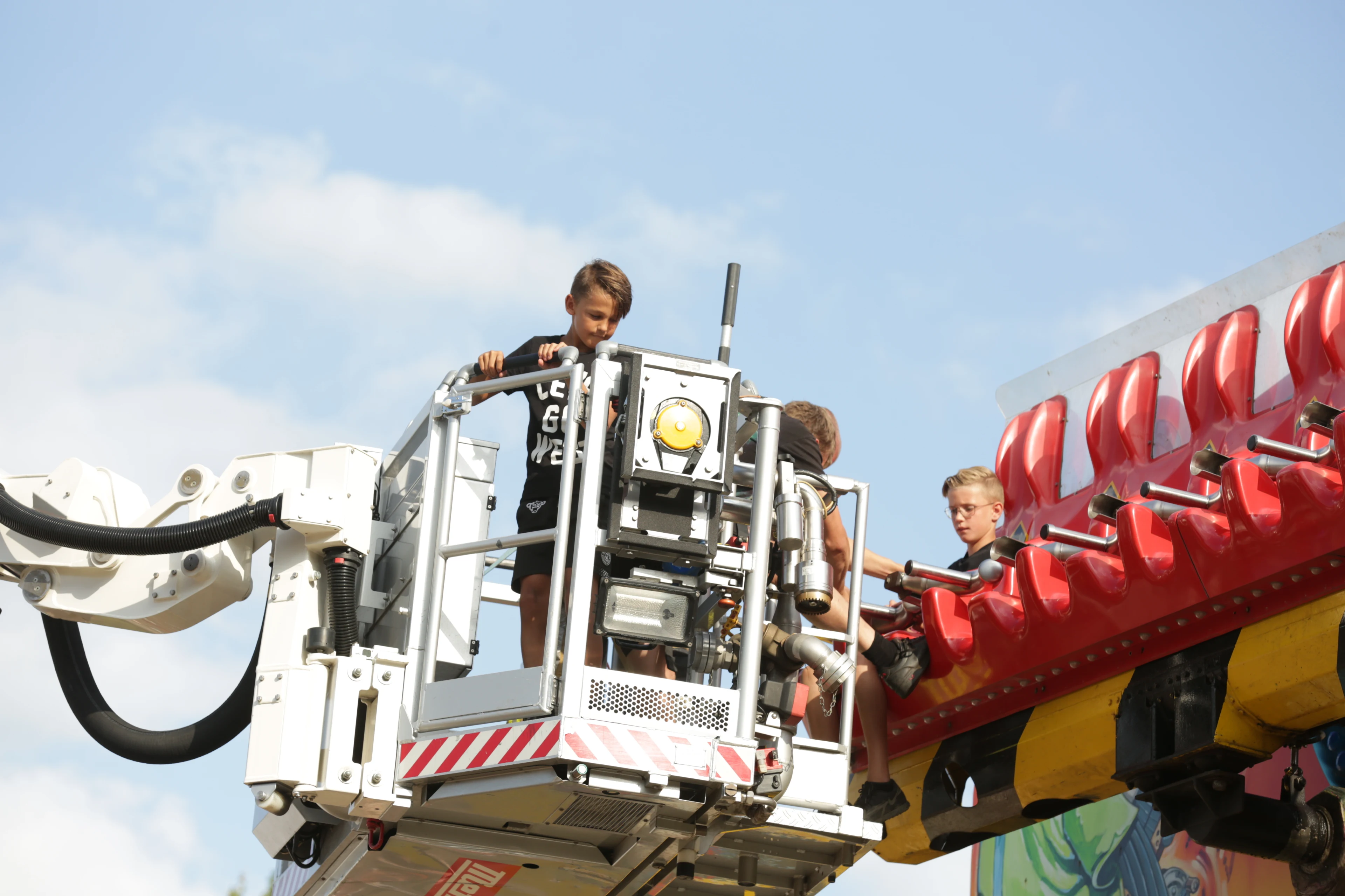 Twee kinderen ruim drie kwartier vast in attractie op kermis Hellendoorn